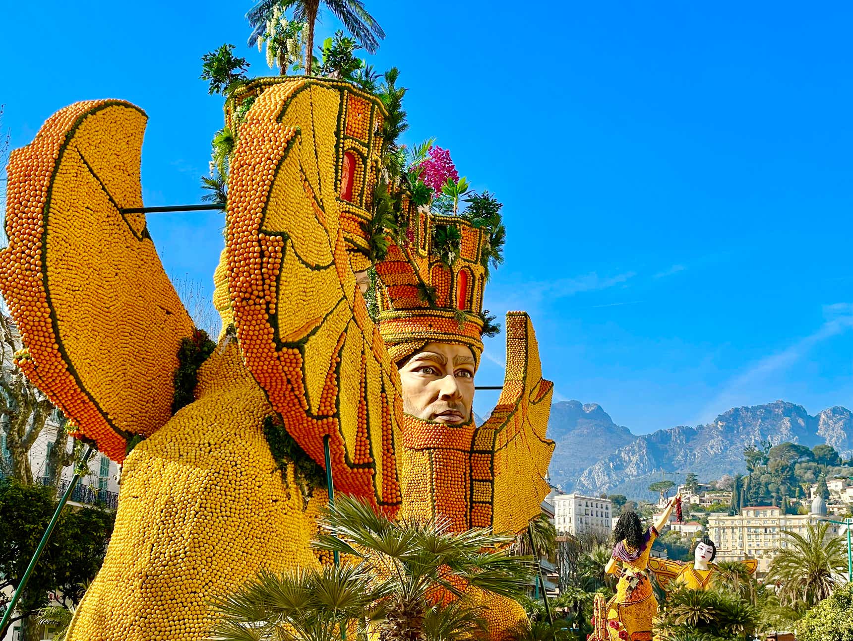 Menton est également célèbre pour sa Fête du Citron, un événement haut en couleur célébrant la richesse de ses cultures d’agrumes.  Chaque année, en février, des chars et des sculptures monumentales en citrons et oranges illuminent la ville dans une ambiance festive unique