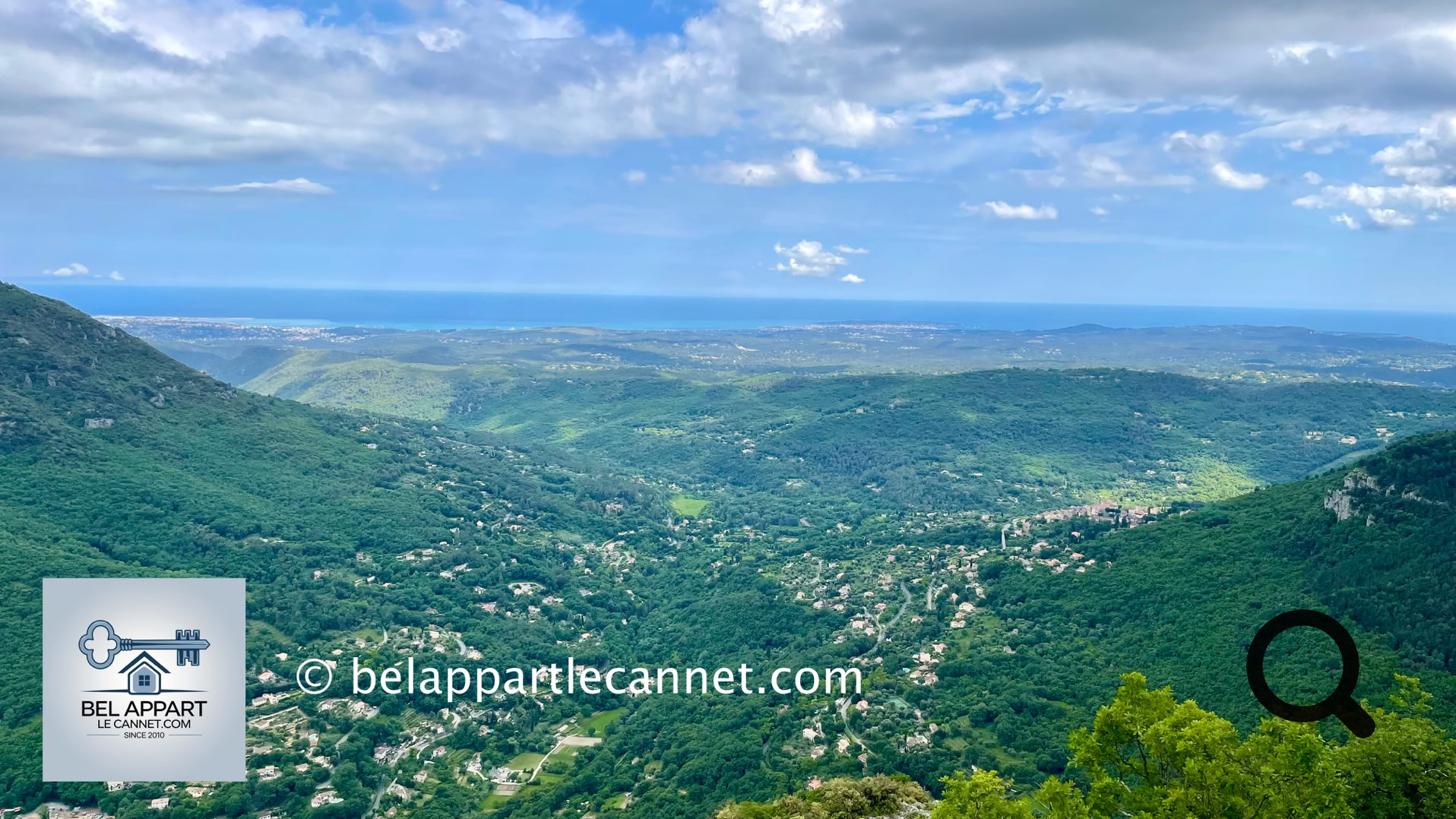 Depuis ses remparts, la vue imprenable s'étend de la côte azuréenne aux montagnes environnantes, offrant un spectacle à couper le souffle.