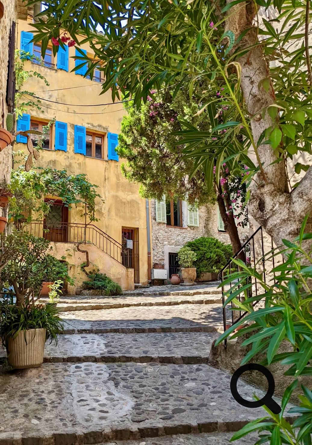 Perché sur la colline du château dominant la ville de Cagnes-sur-Mer, le Haut-de-Cagnes est l'un des plus beaux villages médiévaux de la Côte d'Azur.