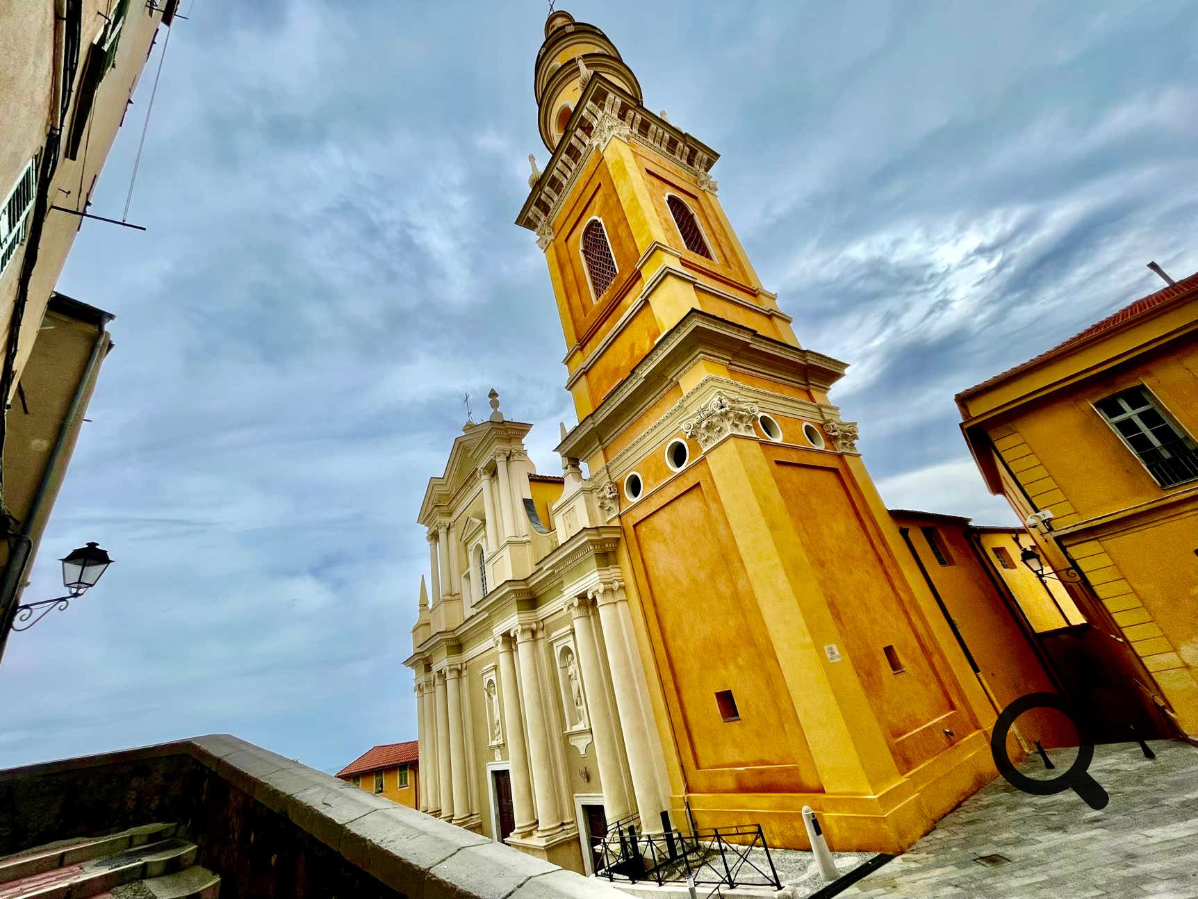 La basilique Saint-Michel-Archange, perchée au sommet du vieux quartier, est un chef-d’œuvre baroque qui offre une vue imprenable sur la baie de Menton.