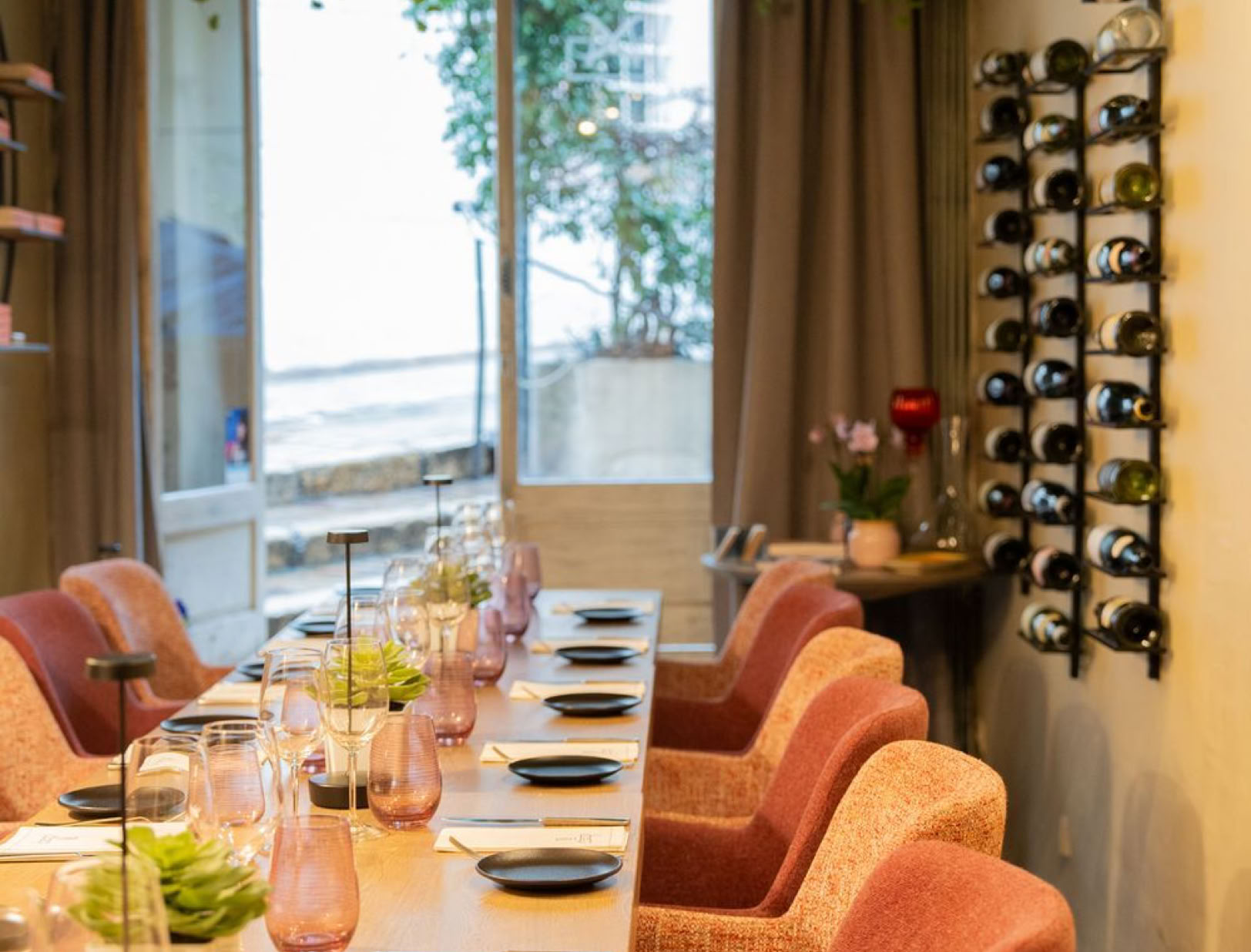 Installé dans le quartier historique du Suquet,  La Table 22 du chef Noël Mantel propose une cuisine méridionale soignée, inventive, centrée sur les produits locaux et de la pêche du jour avec un excellent choix de vins, dans un cadre élégant aux ambiances variées.  C’est une excellente option pour un dîner raffiné dans l’une des plus anciennes rues de Cannes. En 2017, le chef a élargi l’établissement, et propose trois espaces à l’ambiance contemporaine et cosy, dont une cuisine ouverte.