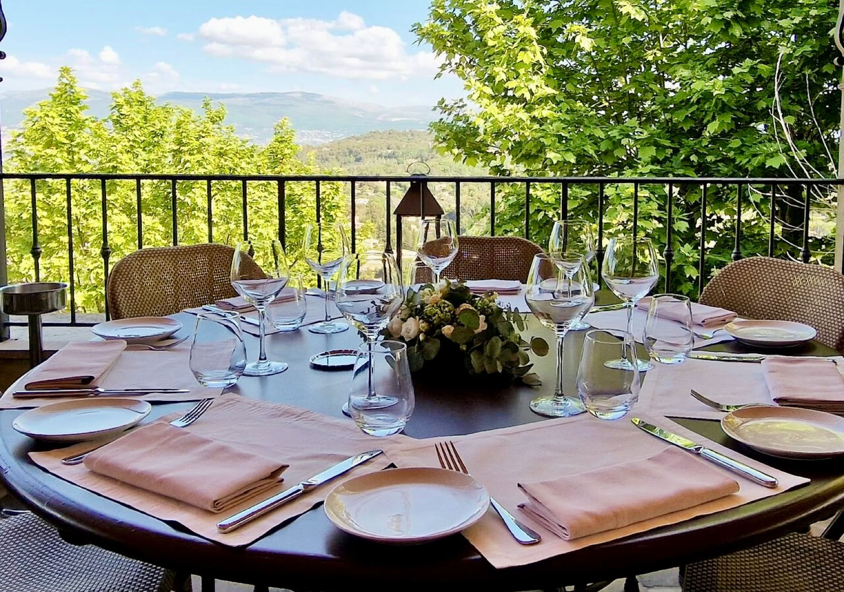 L’Amandier de Mougins occupe une place emblématique. Installé dans une bâtisse provençale pleine de caractère, ce restaurant fut longtemps associé au célèbre chef Roger Vergé, figure de la cuisine du soleil. Aujourd’hui, L’Amandier perpétue cette tradition culinaire en mettant à l’honneur les produits locaux dans une cuisine raffinée et généreuse. Sa terrasse panoramique est particulièrement appréciée aux beaux jours, pour un déjeuner ou un dîner avec vue.