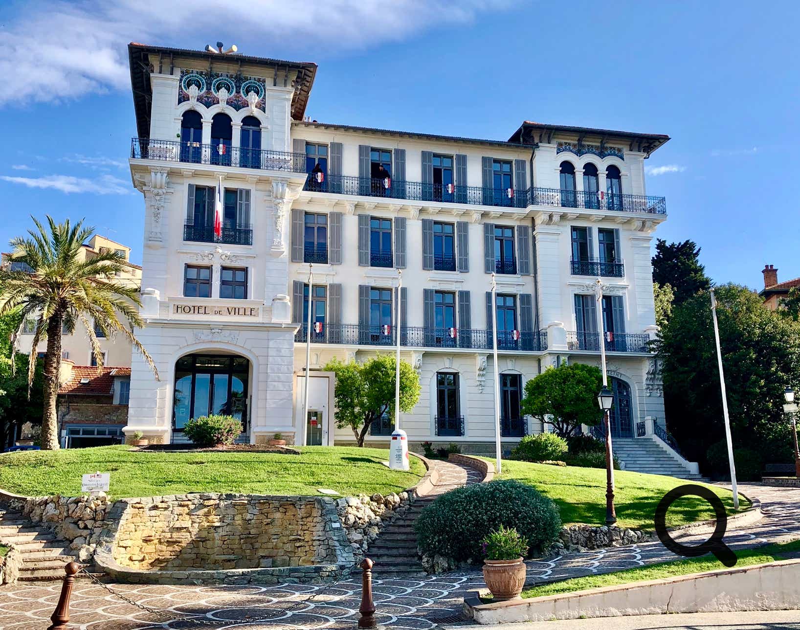 Purchased in 1933 by Mayor Maurice Jeanpierre, the building was originally constructed in 1902 by Charles Grassier to be the Hôtel des Anges. The architect behind this construction was James Warnery. The most visited room is the wedding hall, known as the Bellini Room. There, you will discover five works by the painter depicting the joy of life in Le Cannet.