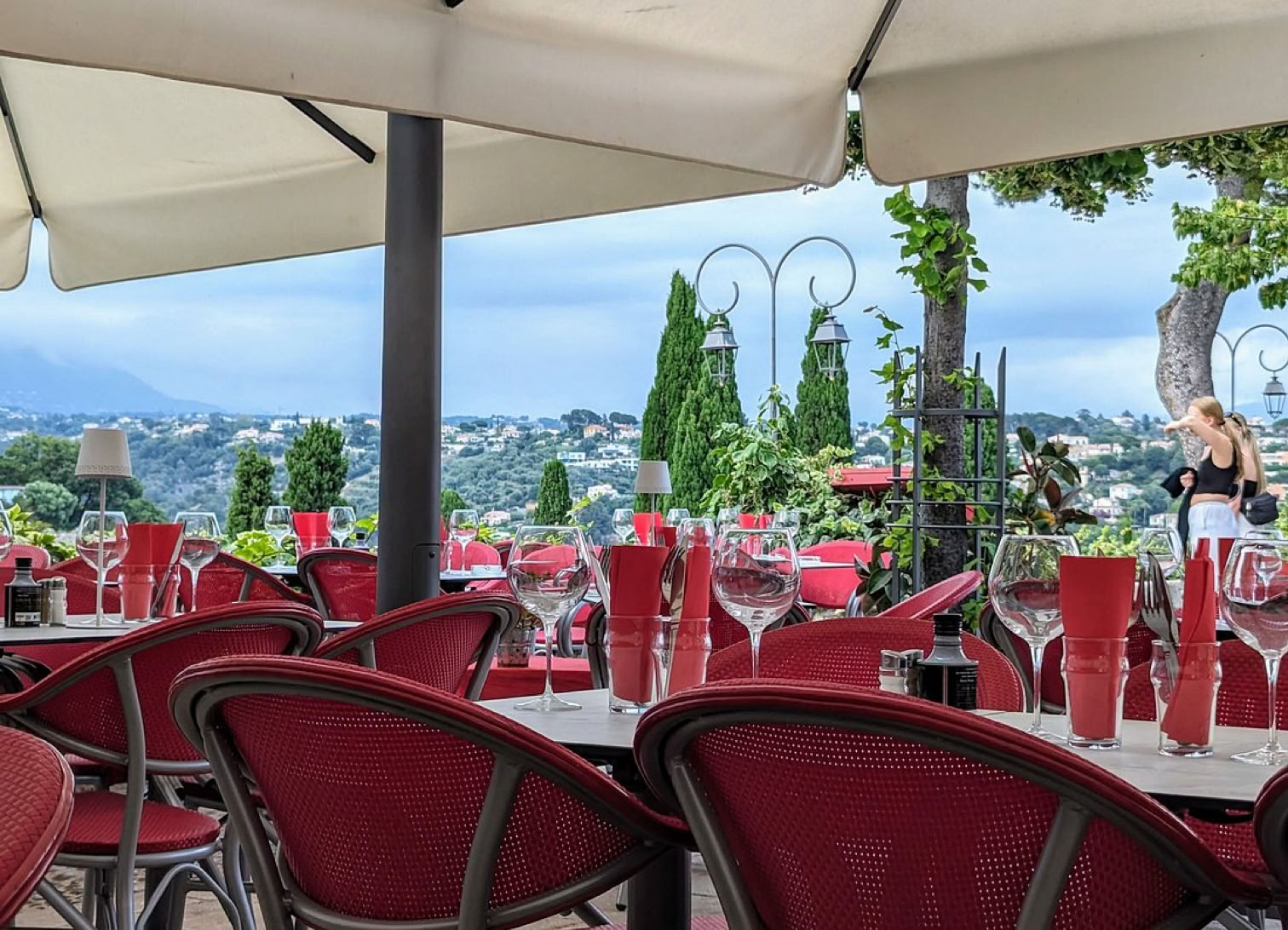 Parmi les restaurants emblématiques du Haut-de-Cagnes, Le Jimmy's occupe une place de choix. Installé directement sur la Place du Château, au cœur du village médiéval, il bénéficie d'un cadre exceptionnel qui contribue largement à sa réputation.