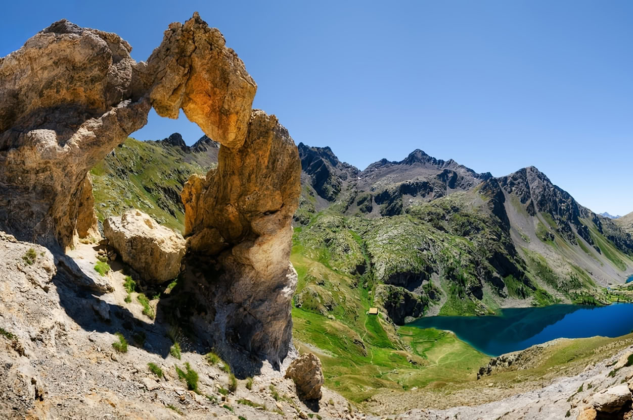 Situé à environ 2 heures de voiture du Cannet, loin de l'agitation de la côte, le Parc national du Mercantour constitue un vaste terrain de jeu pour les randonneurs et les amoureux de nature.  Véritable joyau préservé, il offre des sentiers remarquables ponctués de villages perchés et de panoramas à couper le souffle.