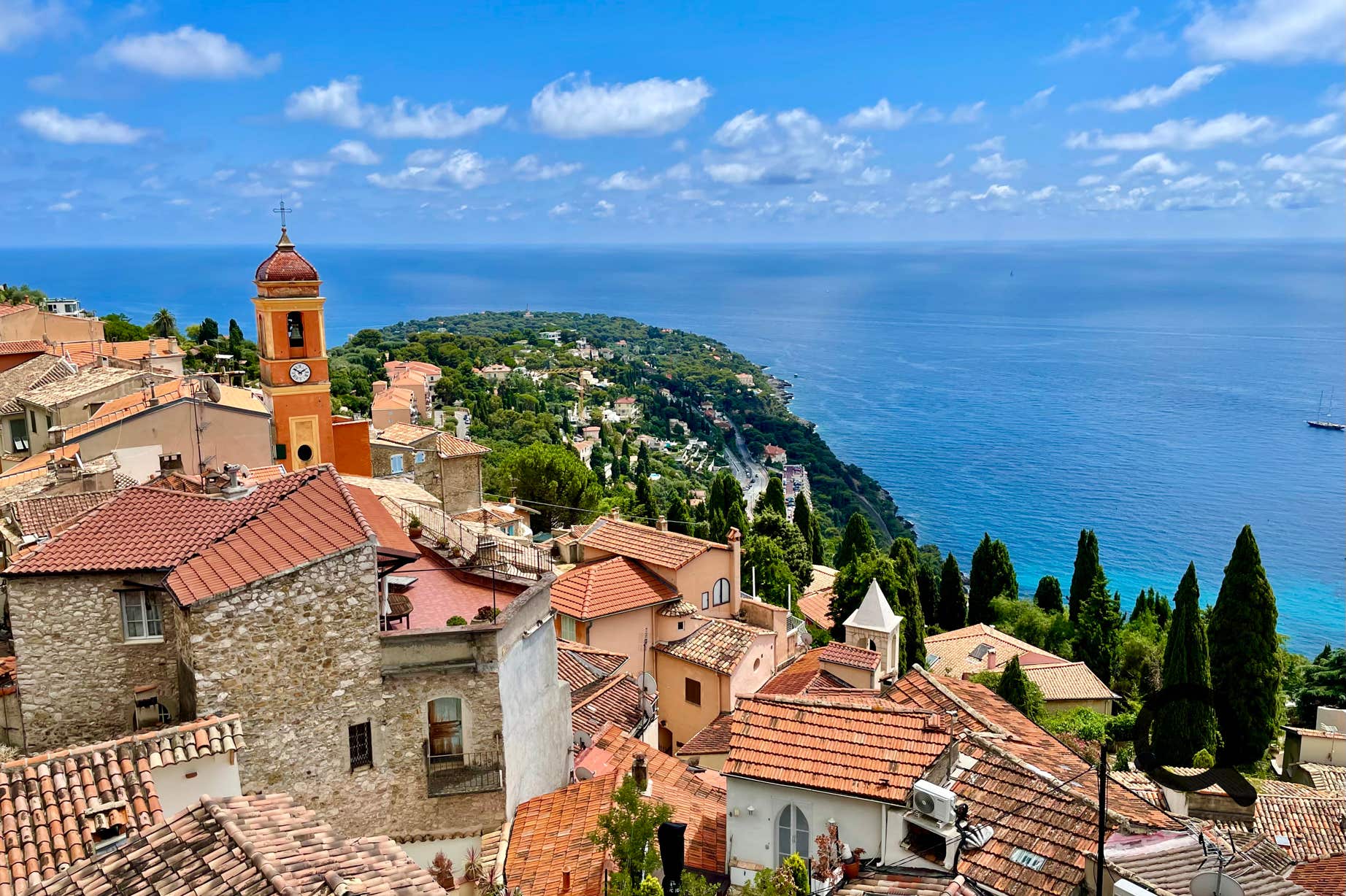Roquebrune-Cap-Martin is a gem of the French Riviera, set between the sea and the mountains. This hilltop village overlooks the Mediterranean and offers breathtaking panoramic views. Its medieval heart, still perfectly preserved, is a maze of cobbled alleyways and stone arches.