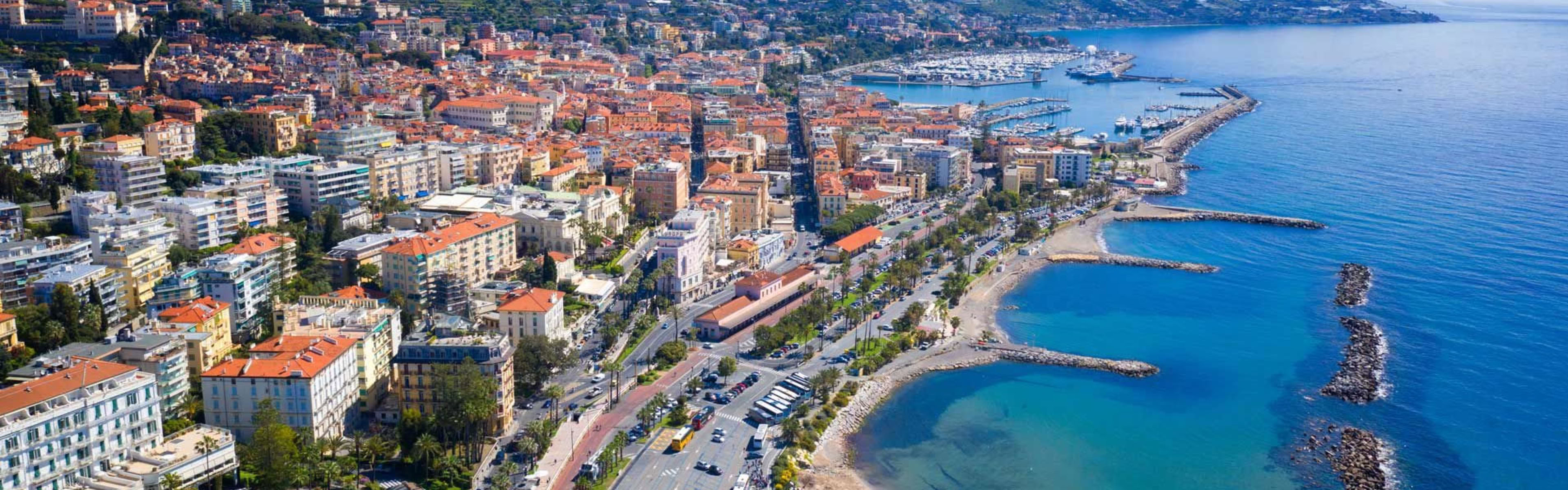 Après la découverte de Vintimille, poursuivez votre escapade italienne en direction de Sanremo, élégante station balnéaire de la Riviera italienne située à seulement quelques kilomètres. Souvent surnommée la “ville des fleurs”, Sanremo possède une atmosphère plus chic et raffinée que Vintimille, tout en conservant le charme typique de la Ligurie.