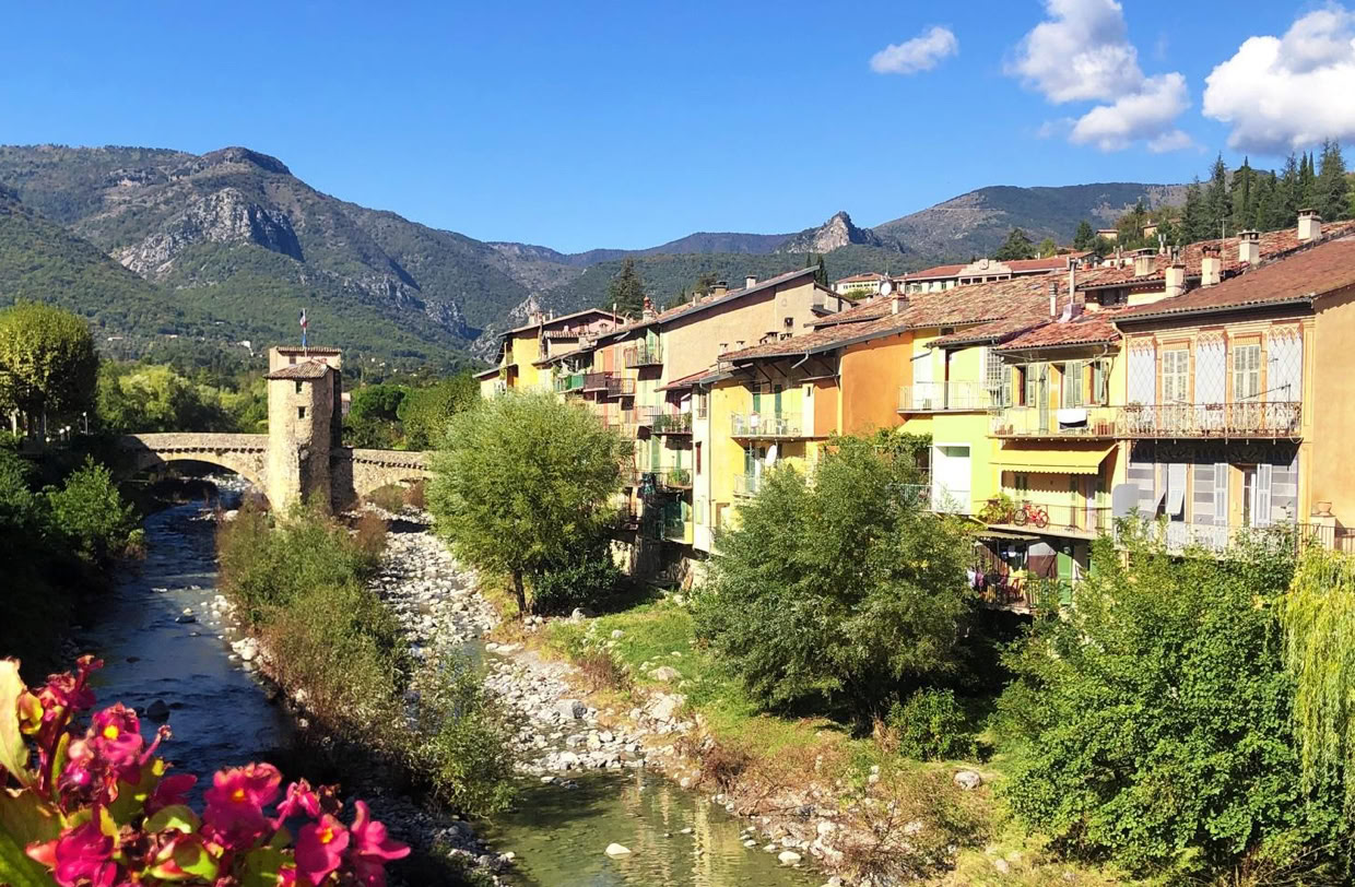 Niché au cœur de la vallée de la Bévéra, dans l'arrière-pays niçois, et situé à seulement quelques kilomètres de la frontière italienne,  ce bourg médiéval a longtemps occupé une position stratégique sur l'ancienne Route du Sel reliant Nice au Piémont italien. Grâce à ce commerce, Sospel connut une grande prospérité dont témoignent encore aujourd'hui ses nombreux monuments et ses belles demeures anciennes.
