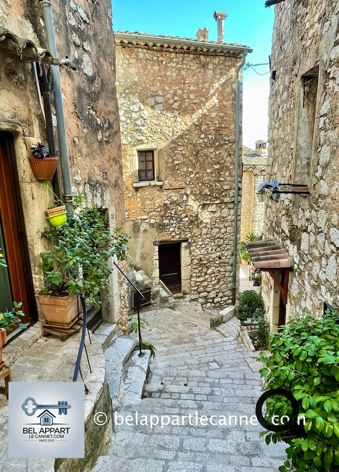 Perché sur un éperon rocheux, Tourrettes-sur-Loup est un village médiéval de la Côte d’Azur qui séduit par son charme pittoresque, son riche patrimoine et son atmosphère paisible. En flânant dans ses ruelles pavées, vous découvrirez un dédale de passages voûtés, de places ombragées et de maisons en pierre magnifiquement restaurées. Les balcons fleuris et les petites fontaines ajoutent une touche romantique à cet écrin d’authenticité.