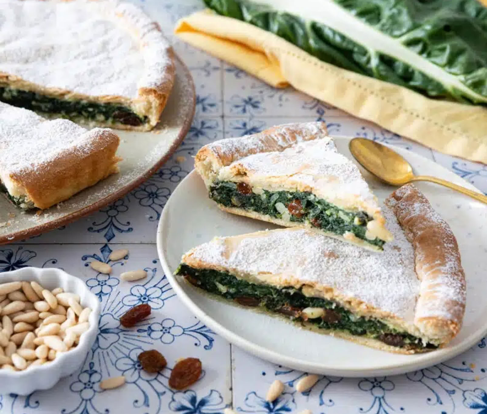 La tourte aux blettes sucrée, appelée tourta de blea en dialecte niçois, est l'un des desserts les plus étonnants et les plus emblématiques de la cuisine niçoise.