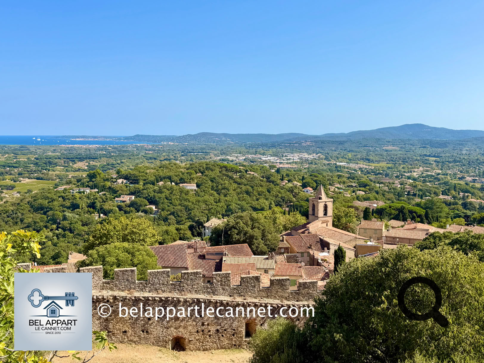 La vue panoramique une fois au château est grandiose, vous dominerez aussi bien le village que le golfe ainsi que les collines environnantes.