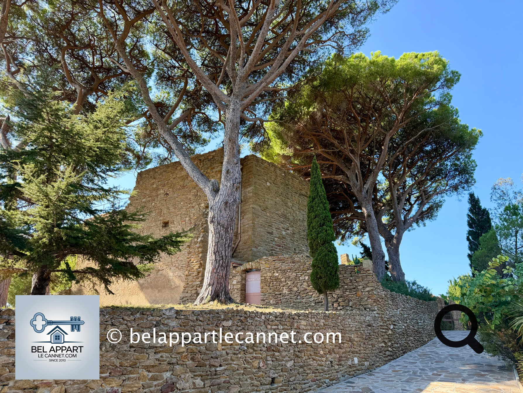 En poursuivant la montée, vous arrivez au monument qui domine tout le village : le château des Seigneurs de Fos. Le château actuel fut édifié entre les XIIIe et XIVe siècles, même si l'histoire fortifiée de Bormes est plus ancienne. 