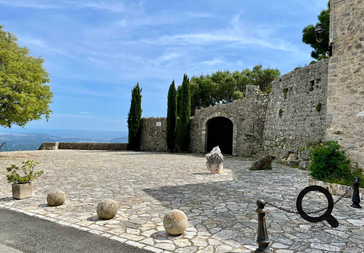Perched at 550 meters above sea level, Cabris is a charming Provençal village located in the Alpes-Maritimes, near Grasse—the world’s perfume capital. Surrounded by wooded hills and offering breathtaking panoramic views all the way to the sea, Cabris immediately captivates with its authenticity and peaceful atmosphere.