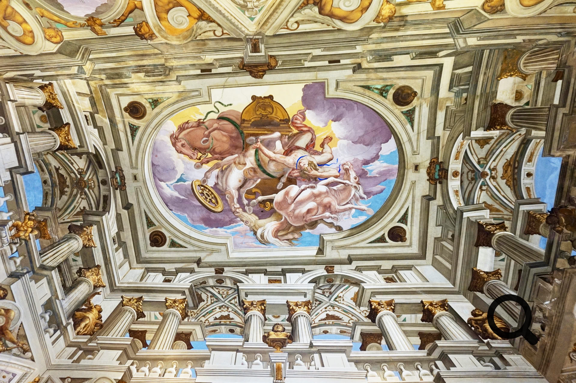 L'un des trésors du château est son spectaculaire plafond baroque peint, représentant la chute de Phaéton, attribué au peintre génois Giulio Benso dans les années 1620.