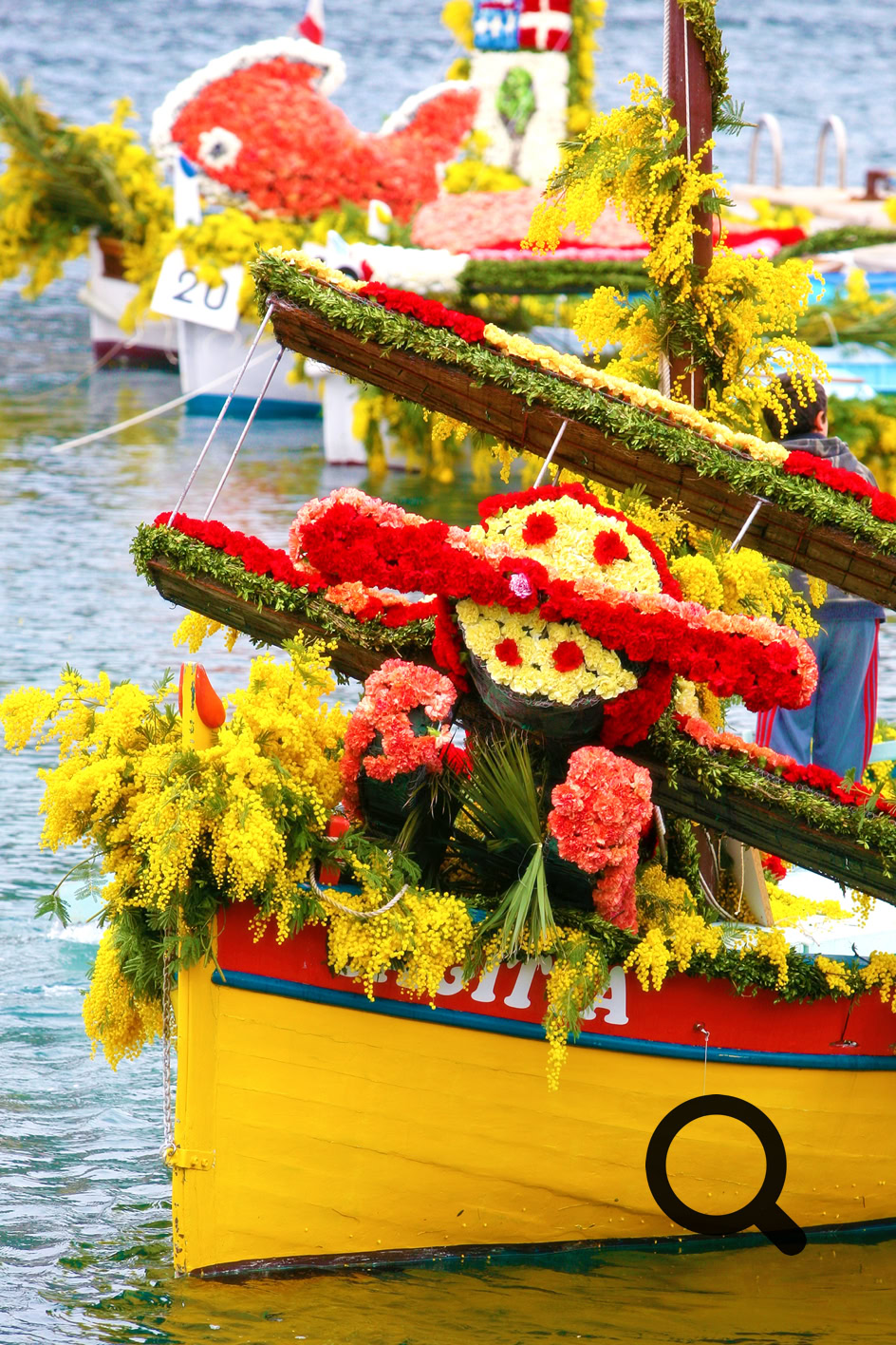 Dans la rade de Villefranche-sur-Mer, le Combat Naval Fleuri offre un spectacle aussi original que poétique. Organisé traditionnellement pendant la période des festivités hivernales, en parallèle du Carnaval de Nice, en février, cet événement mêle traditions maritimes et célébration florale dans l'un des plus beaux décors naturels de la Côte d’Azur.