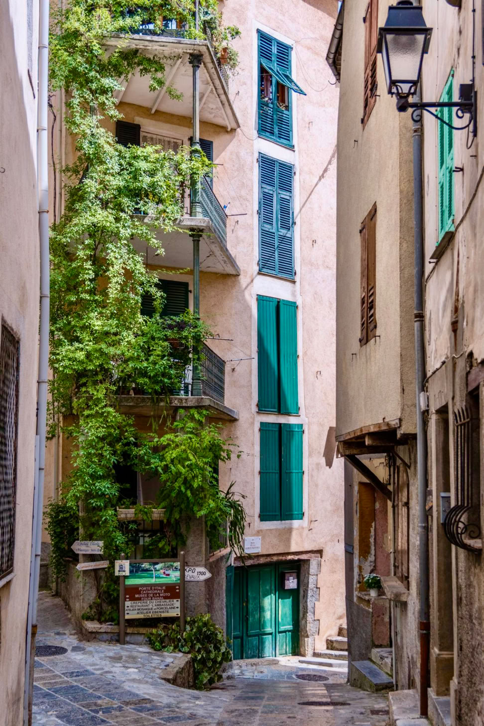Once through the Royal Gate, the exploration of Entrevaux continues through a true labyrinth of medieval streets. Narrow and cobbled, they wind between tall historic houses built closely together within the protective walls of the town.