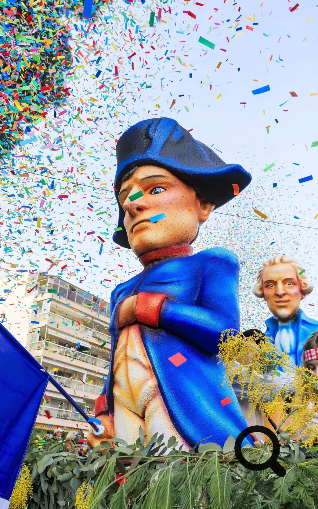 Le corso fleuri constitue le moment phare de la fête. De magnifiques chars, décorés de milliers de bouquets de mimosa, défilent dans les rues au rythme de la musique. Autour d'eux, danseurs et participants costumés animent le cortège et distribuent des fleurs au public, créant une ambiance joyeuse et interactive où chacun peut participer à la fête.