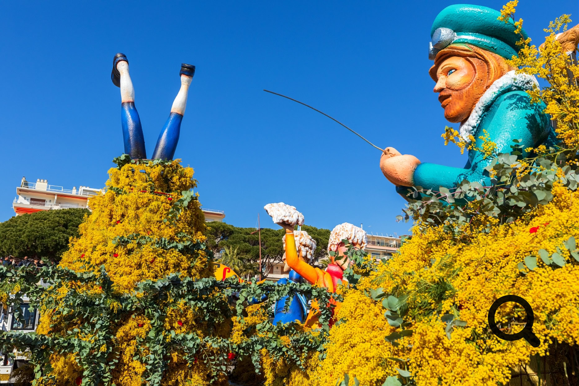 Le corso fleuri constitue le moment phare de la fête. De magnifiques chars, décorés de milliers de bouquets de mimosa, défilent dans les rues au rythme de la musique. Autour d'eux, danseurs et participants costumés animent le cortège et distribuent des fleurs au public, créant une ambiance joyeuse et interactive où chacun peut participer à la fête.