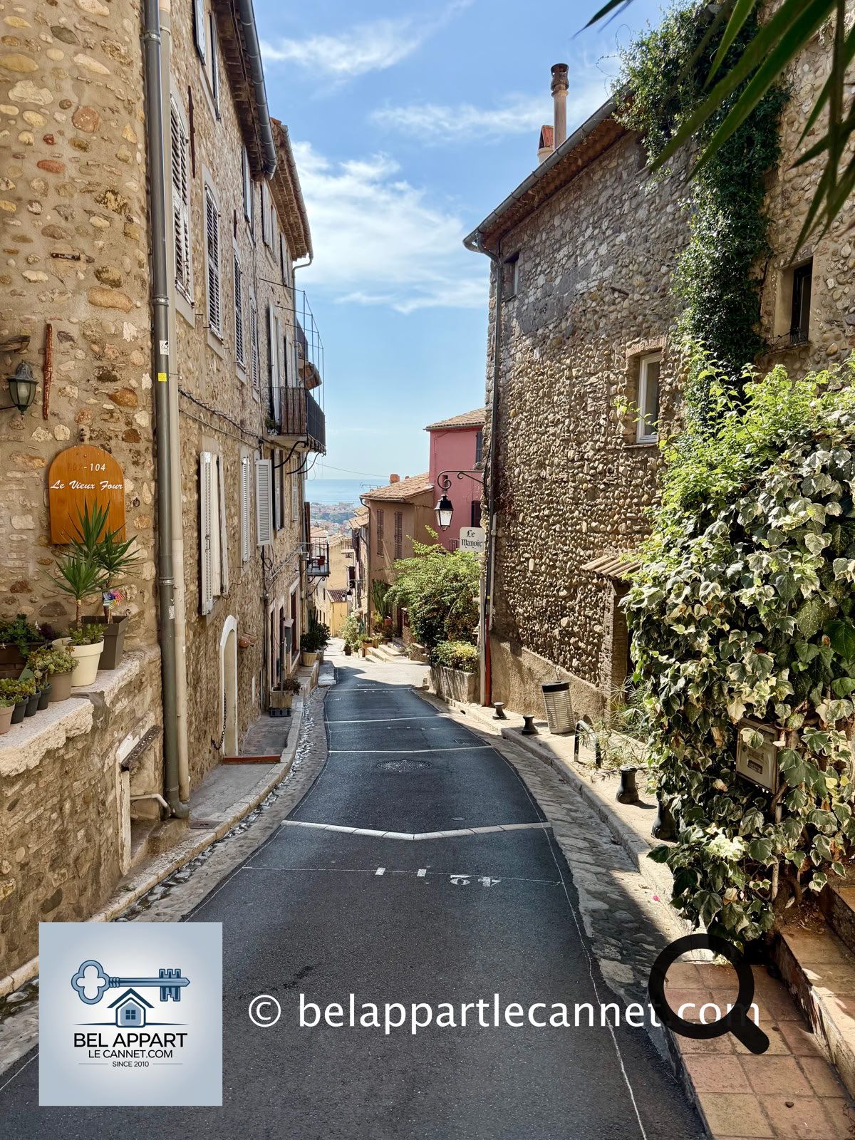 Perched on the castle hill overlooking the town of Cagnes-sur-Mer, Haut-de-Cagnes is one of the most beautiful medieval villages on the French Riviera.
