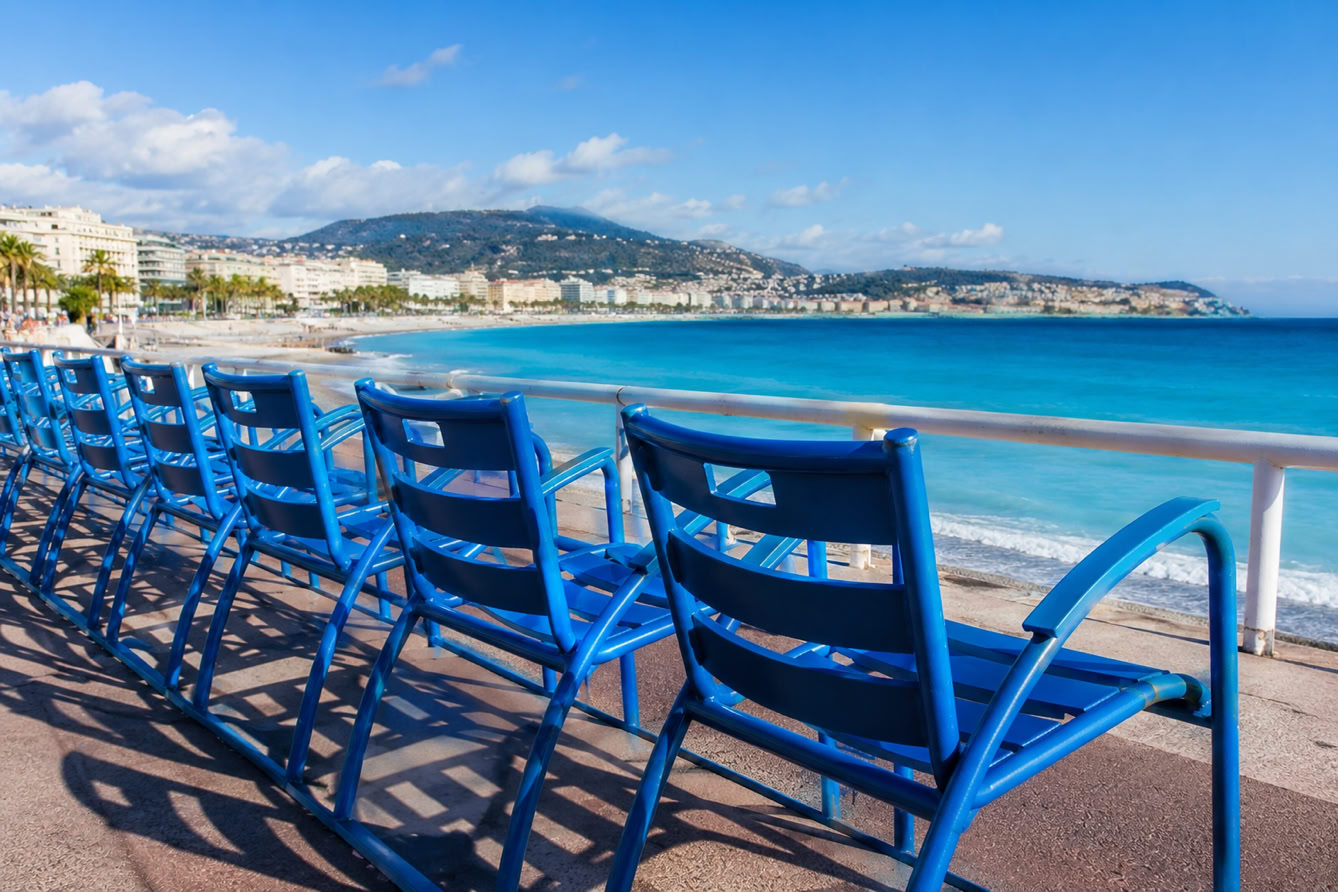 Parmi les symboles les plus connus de la promenade des Anglais figurent les célèbres chaises bleues installées face à la Méditerranée. S'asseoir quelques minutes devant la mer fait presque partie de l'expérience niçoise.