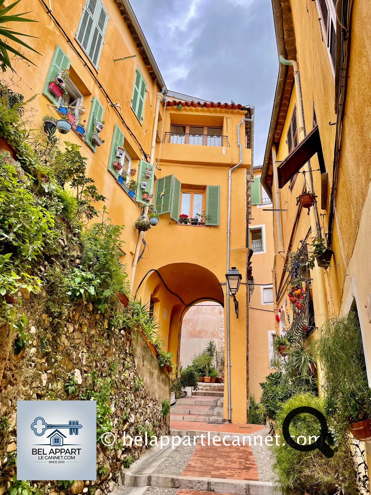 The Old Town of Menton, with its narrow and colorful streets, is a true gem. Strolling through its alleys, you’ll discover pastel-colored houses, picturesque stairways, and small squares radiating a unique Mediterranean charm.