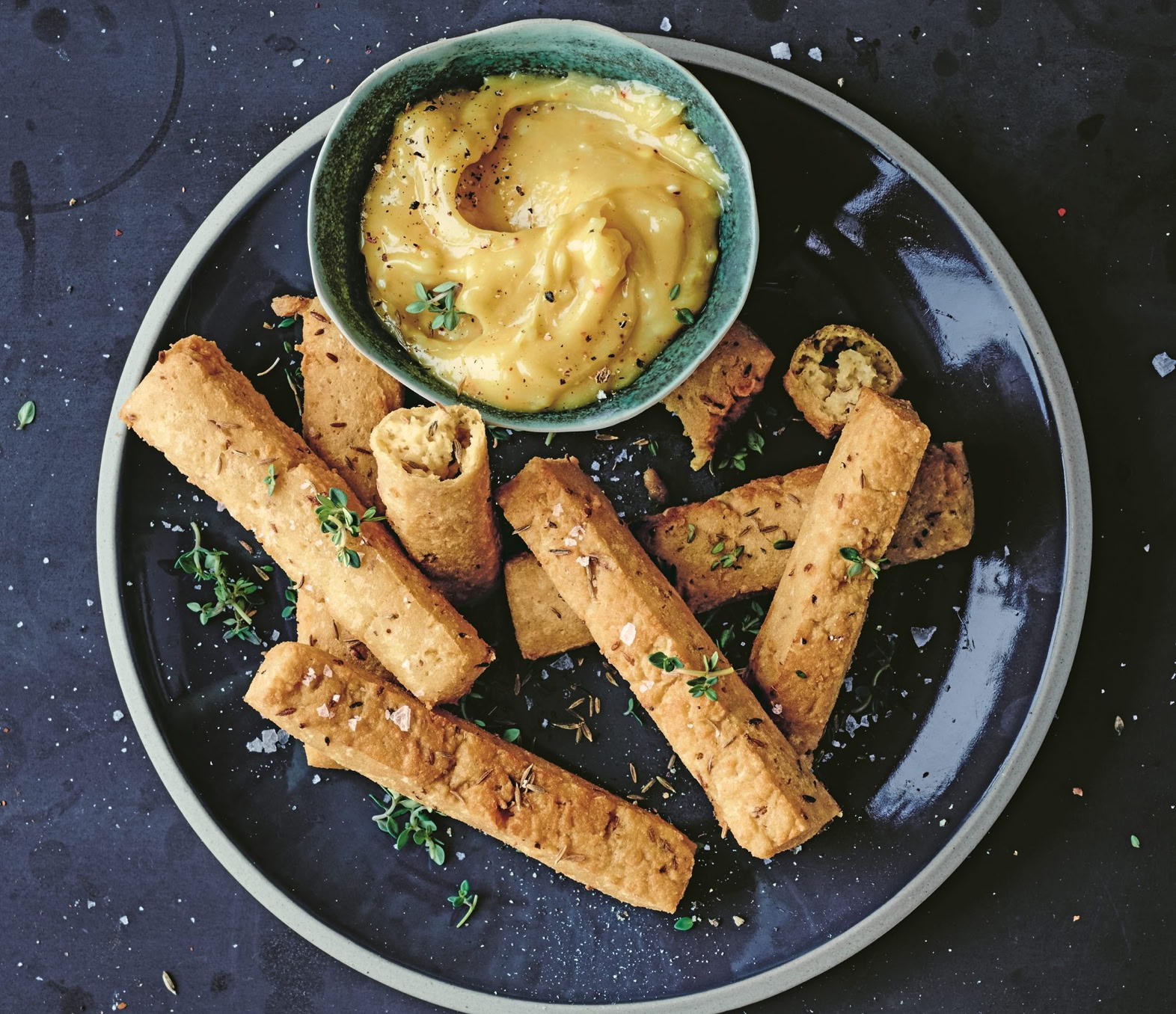 Les panisses sont des galettes ou frites à base de farine de pois chiches, un ingrédient très utilisé dans la cuisine méditerranéenne.