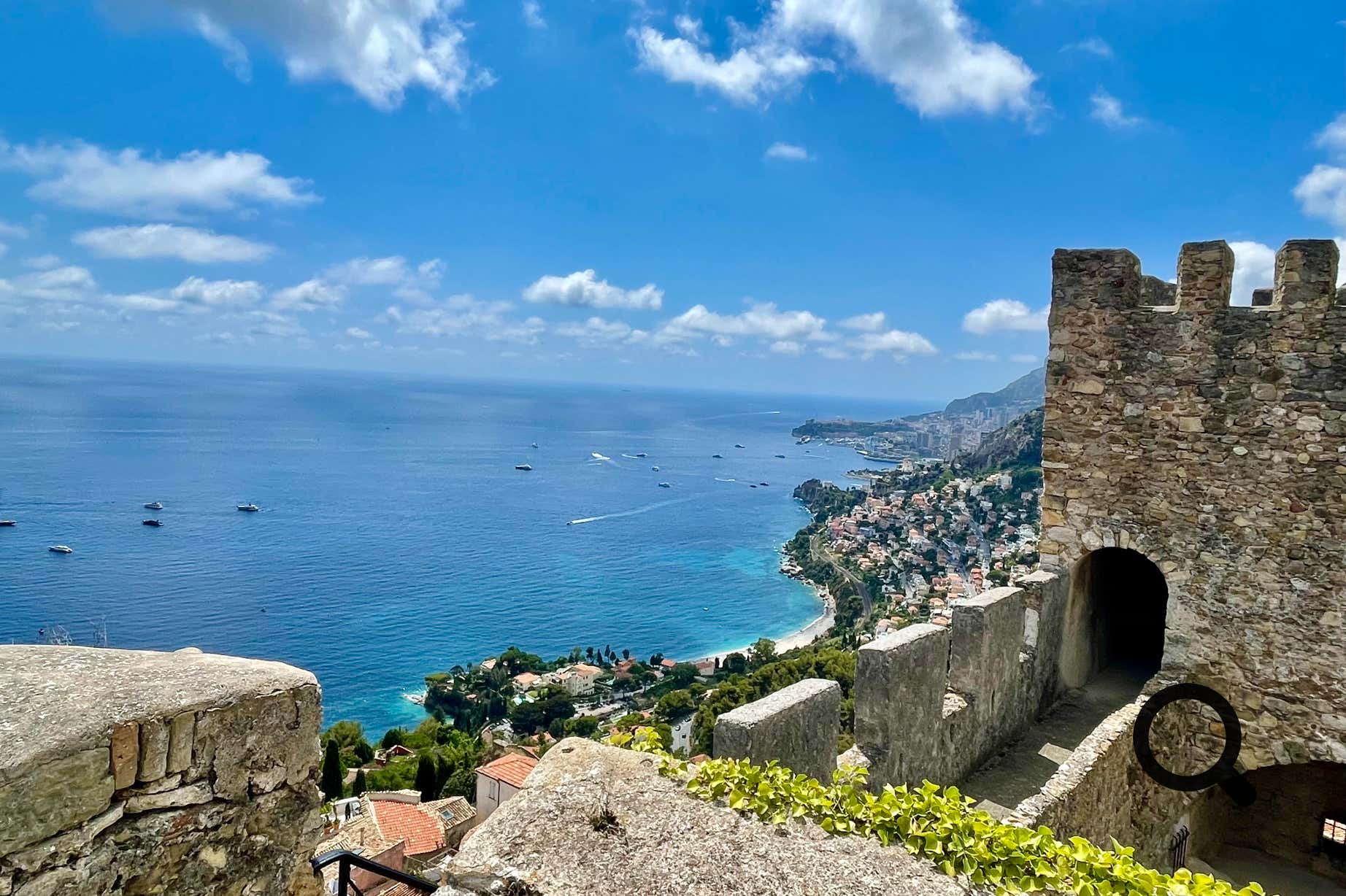 Roquebrune-Cap-Martin is a gem of the French Riviera, set between the sea and the mountains. This hilltop village overlooks the Mediterranean and offers breathtaking panoramic views. Its medieval heart, still perfectly preserved, is a maze of cobbled alleyways and stone arches.