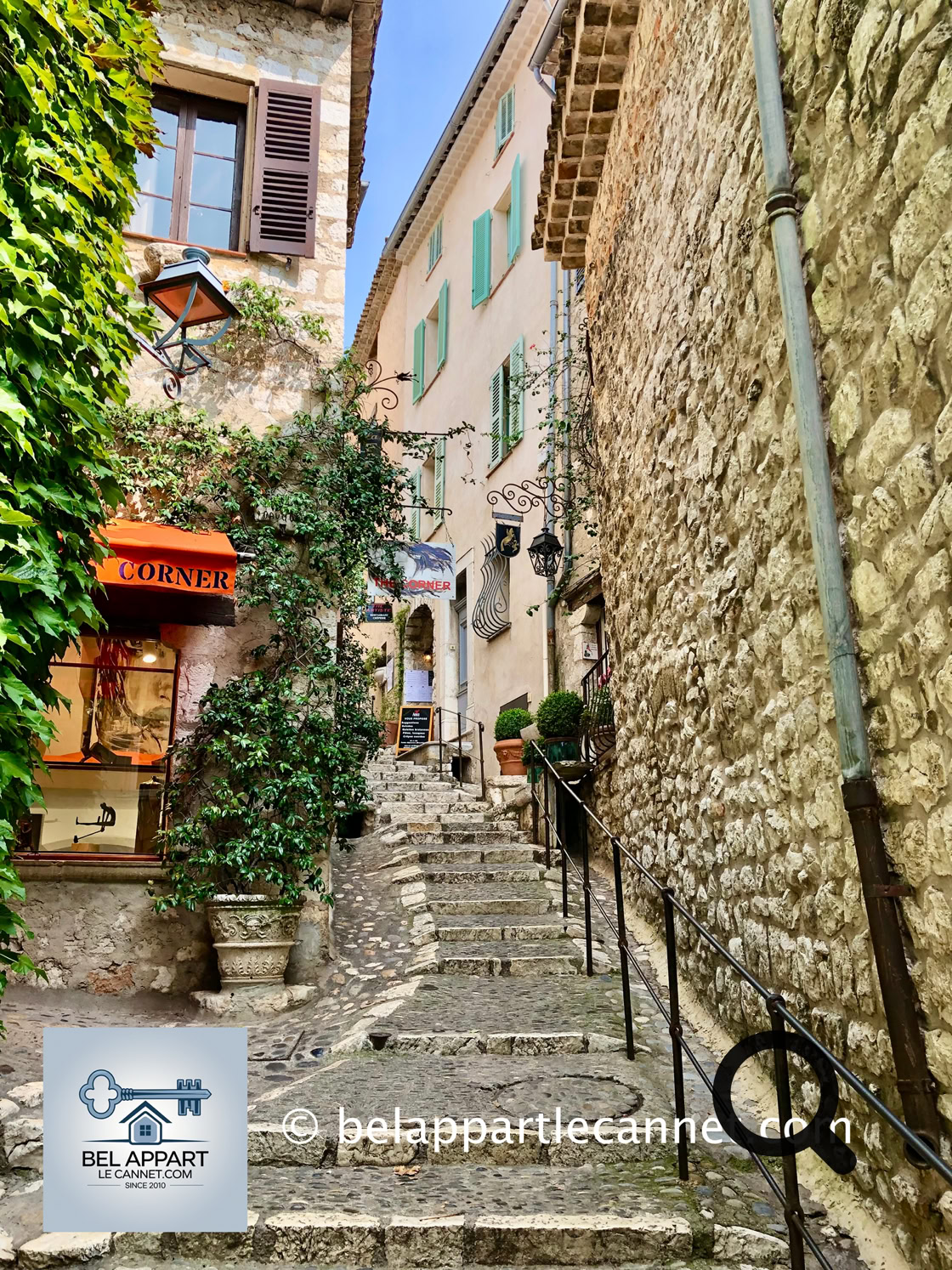 Saint-Paul-de-Vence, l’un des plus beaux villages perchés de la Provence, est une destination incontournable pour les amateurs d’art, d’histoire et de paysages pittoresques. Ce village médiéval, situé sur une colline près de la Côte d’Azur, séduit par son charme intemporel et son ambiance artistique. 