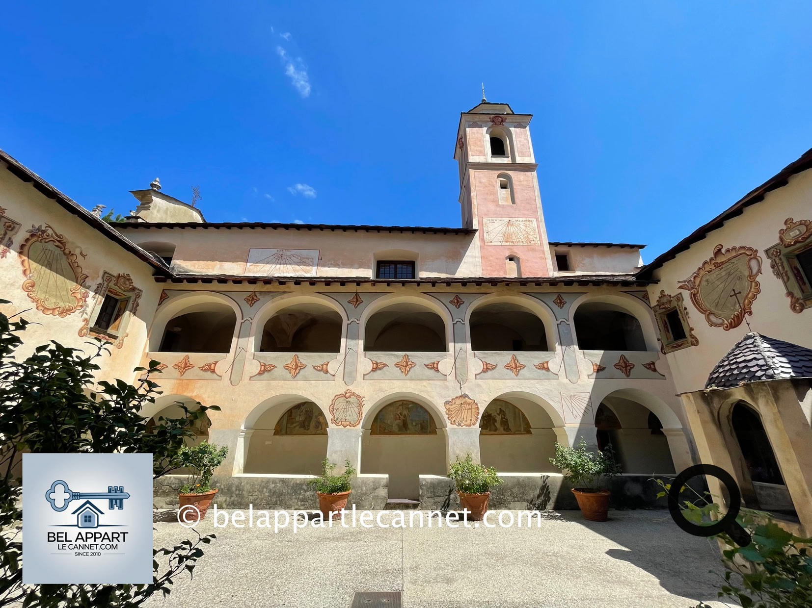 Saorge, ce n’est pas seulement un décor de carte postale. C’est aussi un haut lieu de patrimoine et de culture. Le monastère franciscain, fondé au XVIIe siècle, est aujourd’hui un lieu de résidence pour écrivains. Son cloître baroque, ses fresques et ses cadrans solaires en font un bijou d’histoire et de spiritualité. 