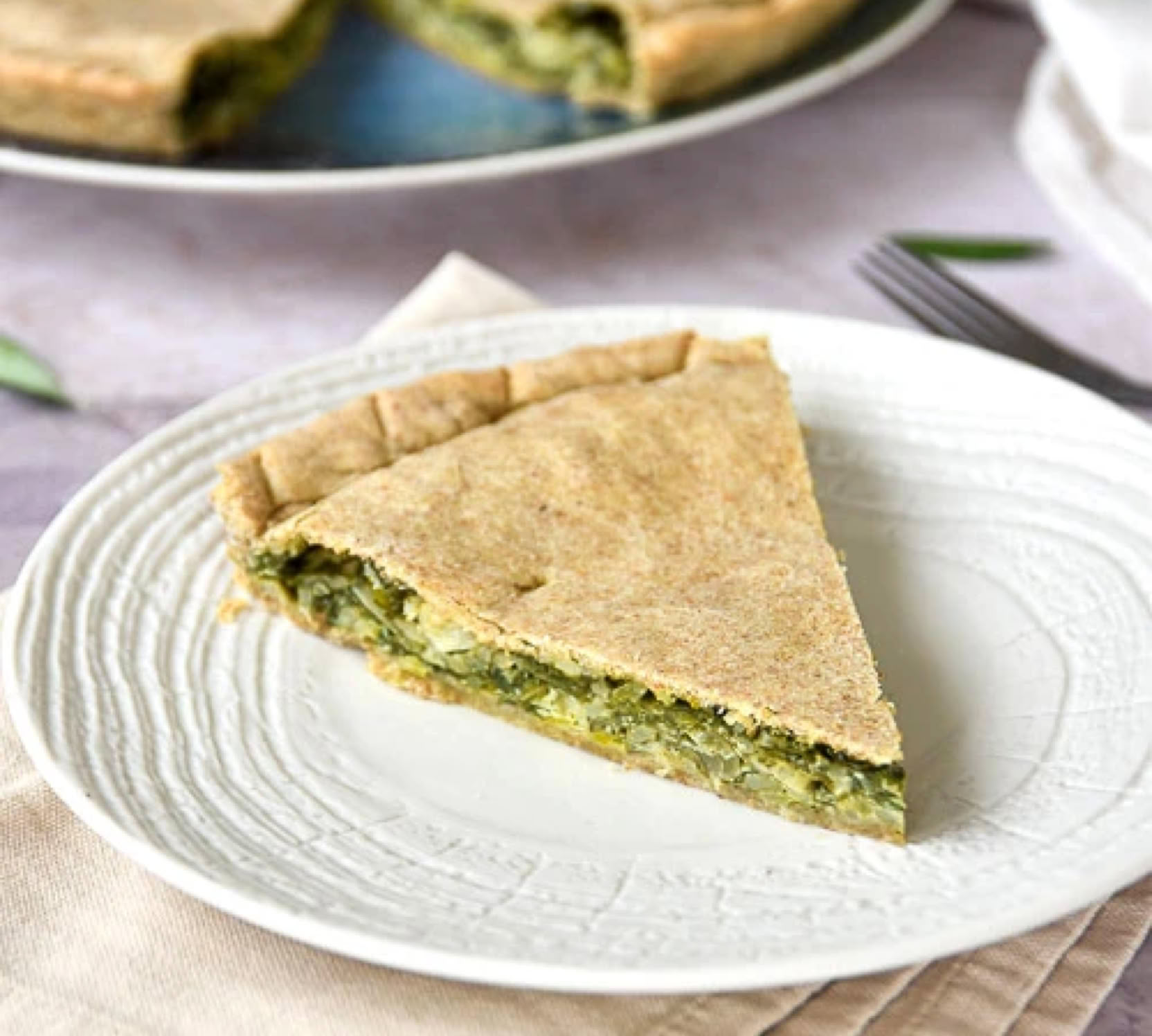 C’est une tarte à base de pâte à pain ou pâte à pizza, recouverte généreusement d’une compotée d’oignons doux, caramélisés lentement, avec des anchois (souvent en filets) et des olives noires. Parfois, on ajoute aussi des câpres.