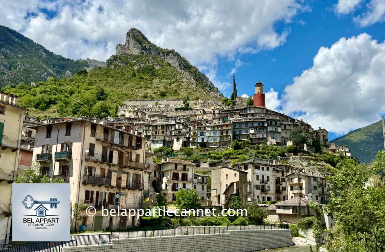 Perché à flanc de montagne à environ 800 mètres d'altitude, Tende est sans doute l'un des plus atypiques villages de l'arrière-pays niçois. Niché au cœur de la vallée de la Roya, aux portes du Parc national du Mercantour et de la célèbre Vallée des Merveilles, il offre un mélange unique de patrimoine, d'histoire et de paysages alpins grandioses.