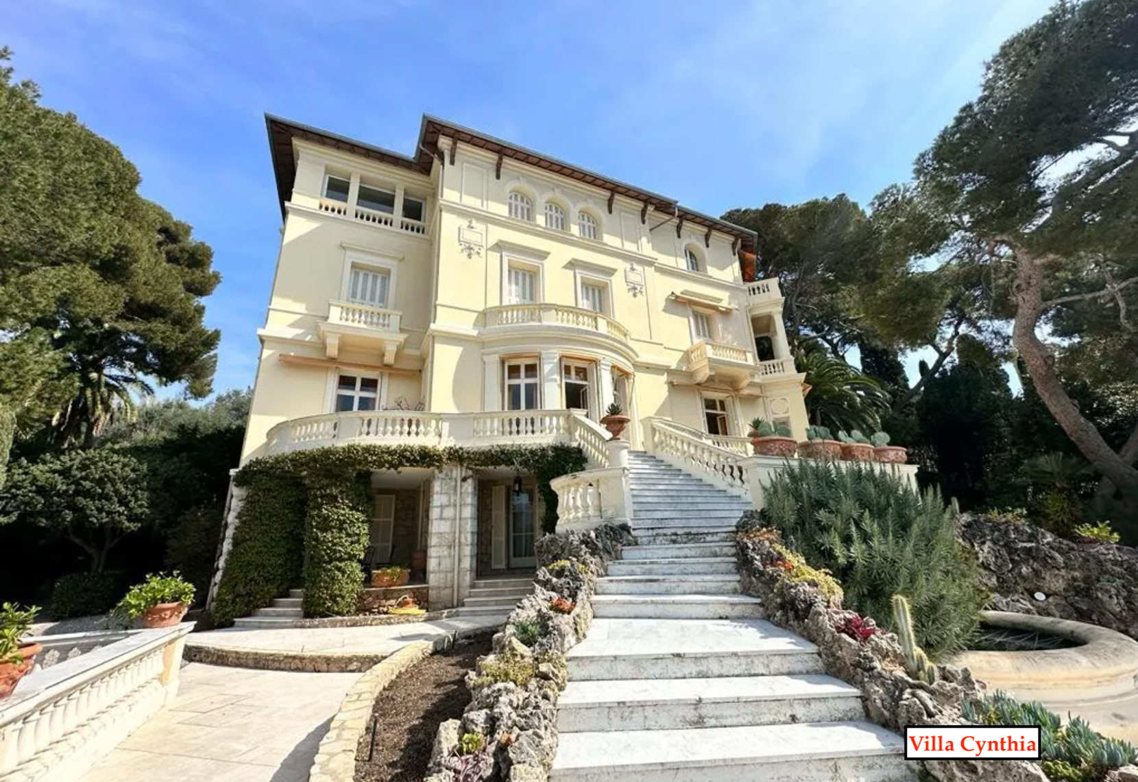 Among them is the Villa Cyrnos, built for Empress Eugénie, widow of Napoleon III. Other architectural gems such as Villa l’Éclaircie, Villa Cynthia, and more evoke the grandeur of a bygone era.