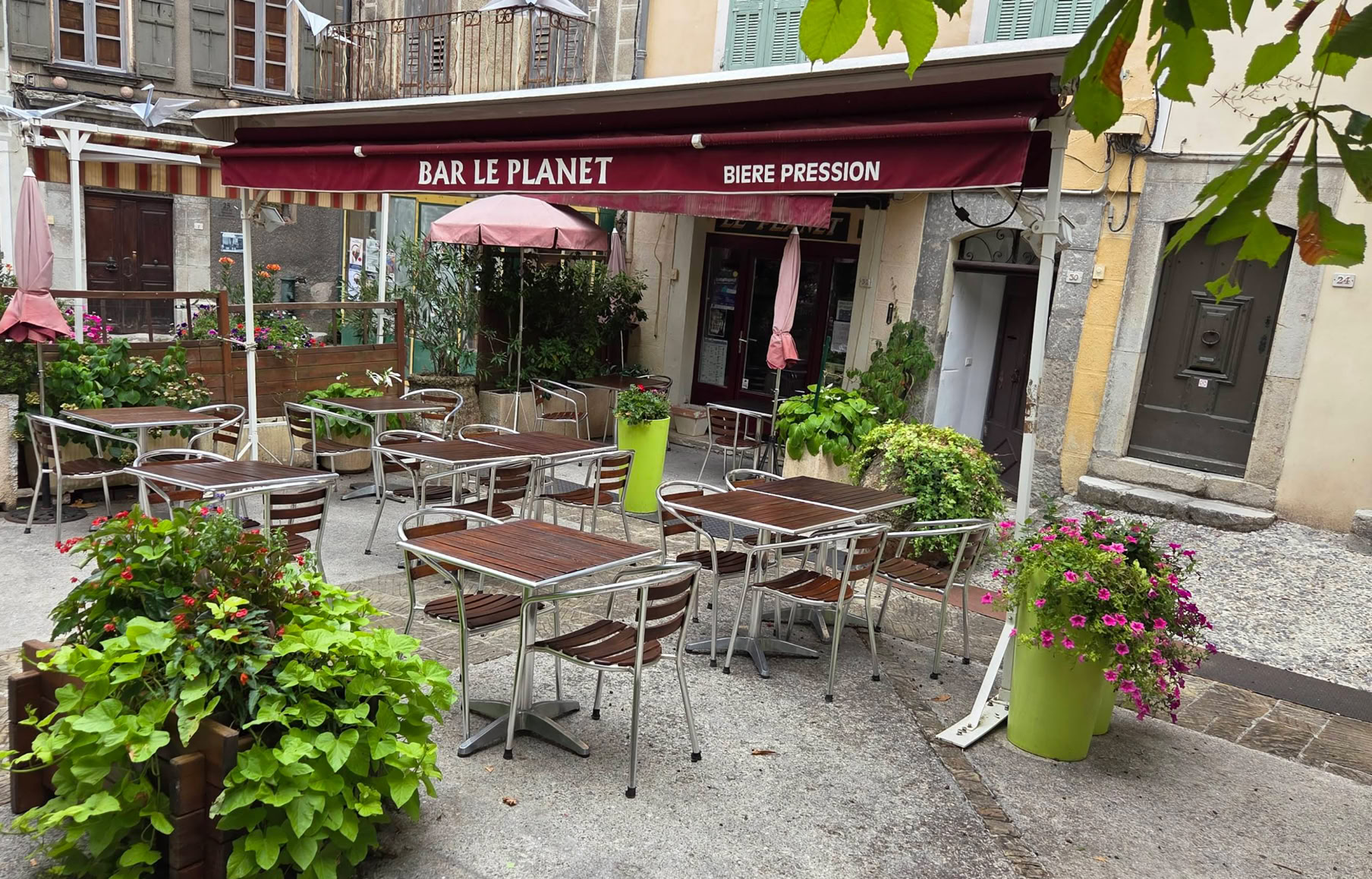 Also located in the historic centre of Entrevaux, this family-run inn has been welcoming visitors for more than twenty years in a warm and friendly setting. Its cuisine showcases Provençal traditions and southern French flavours, featuring many local products and several regional specialties.