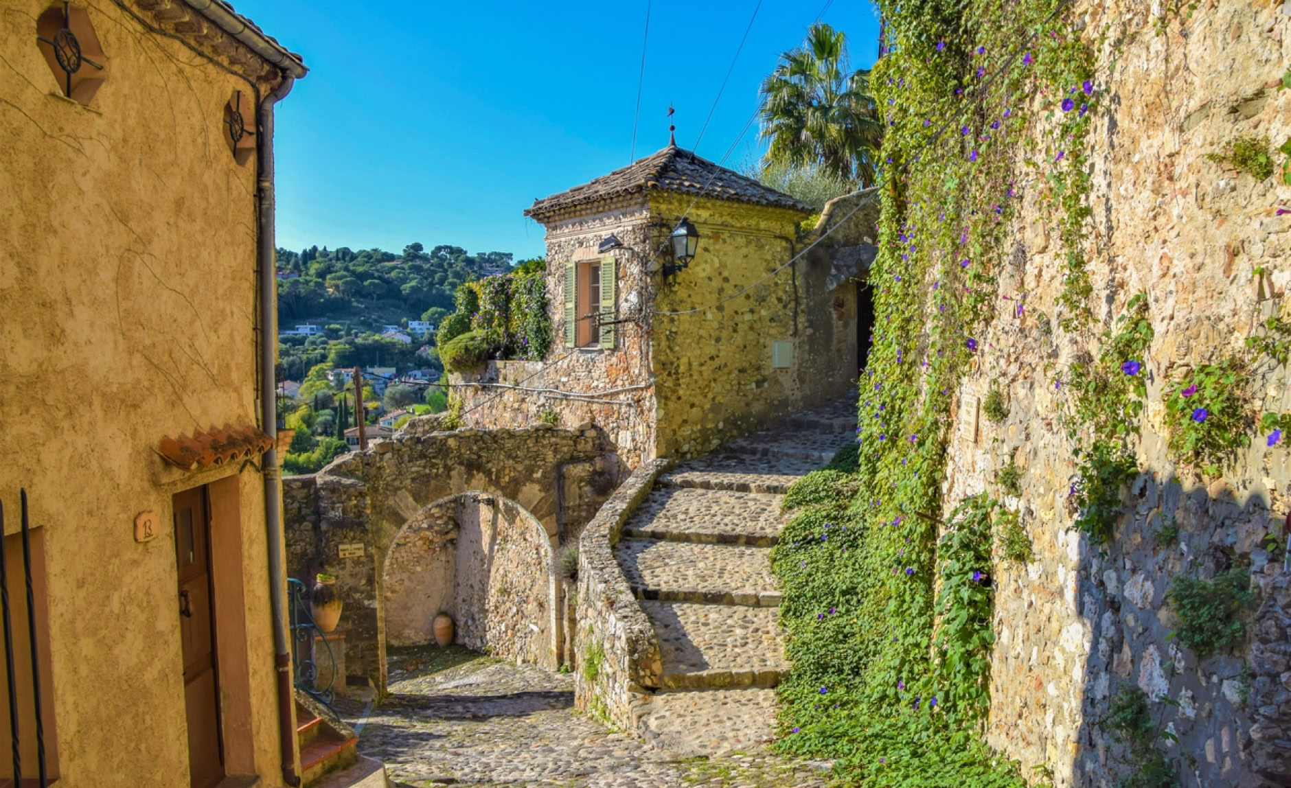 Biot, a charming village on the French Riviera, captivates visitors with its authenticity, artistic heritage, and natural beauty. Located just a few kilometers from the Mediterranean, this perched town offers a blend of history, craftsmanship, and picturesque landscapes.
