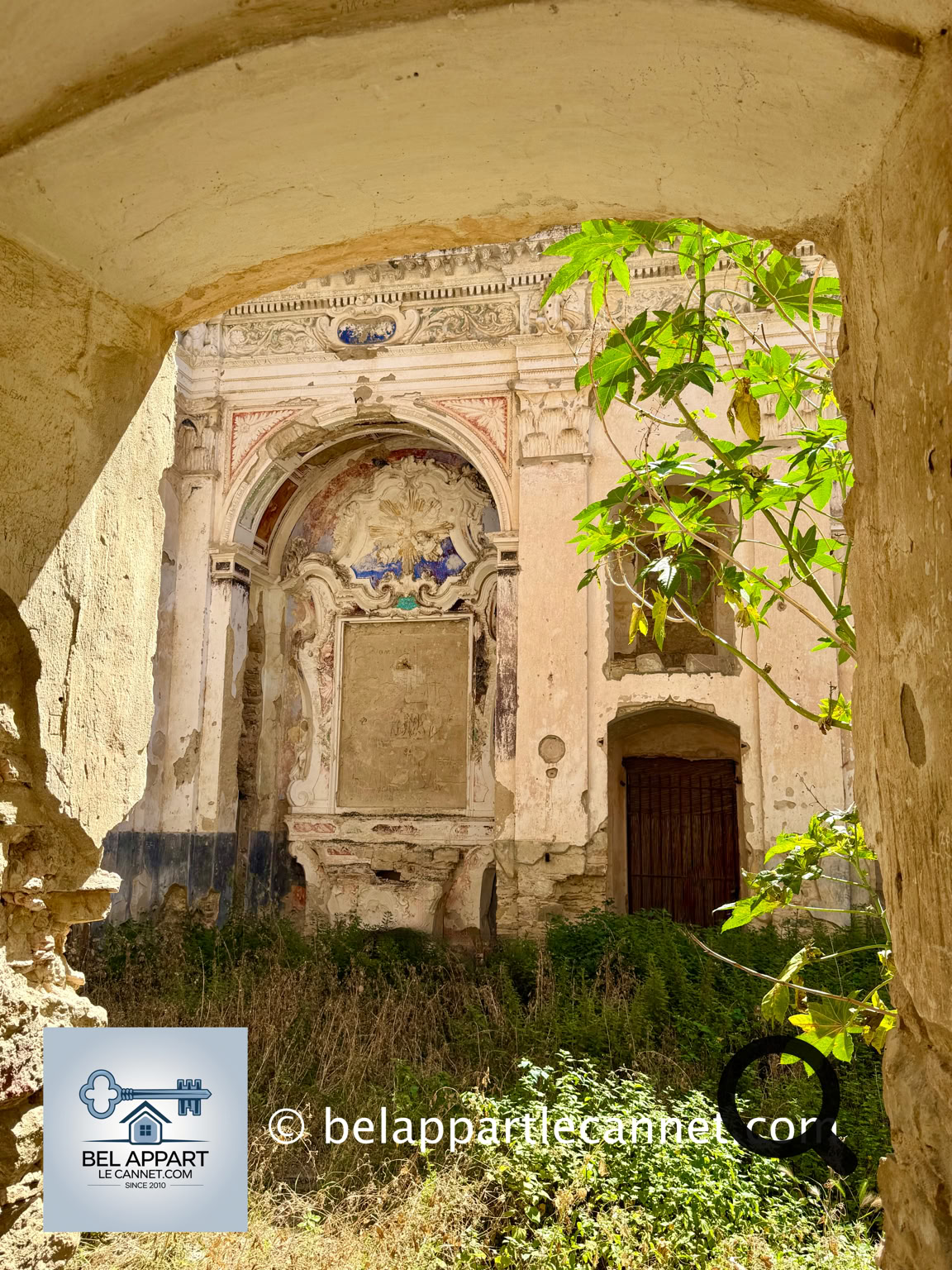 L'un des lieux les plus impressionnants reste l'ancienne église du village, partiellement détruite par le séisme, dont les ruines donnent au site une ambiance très particulière.
