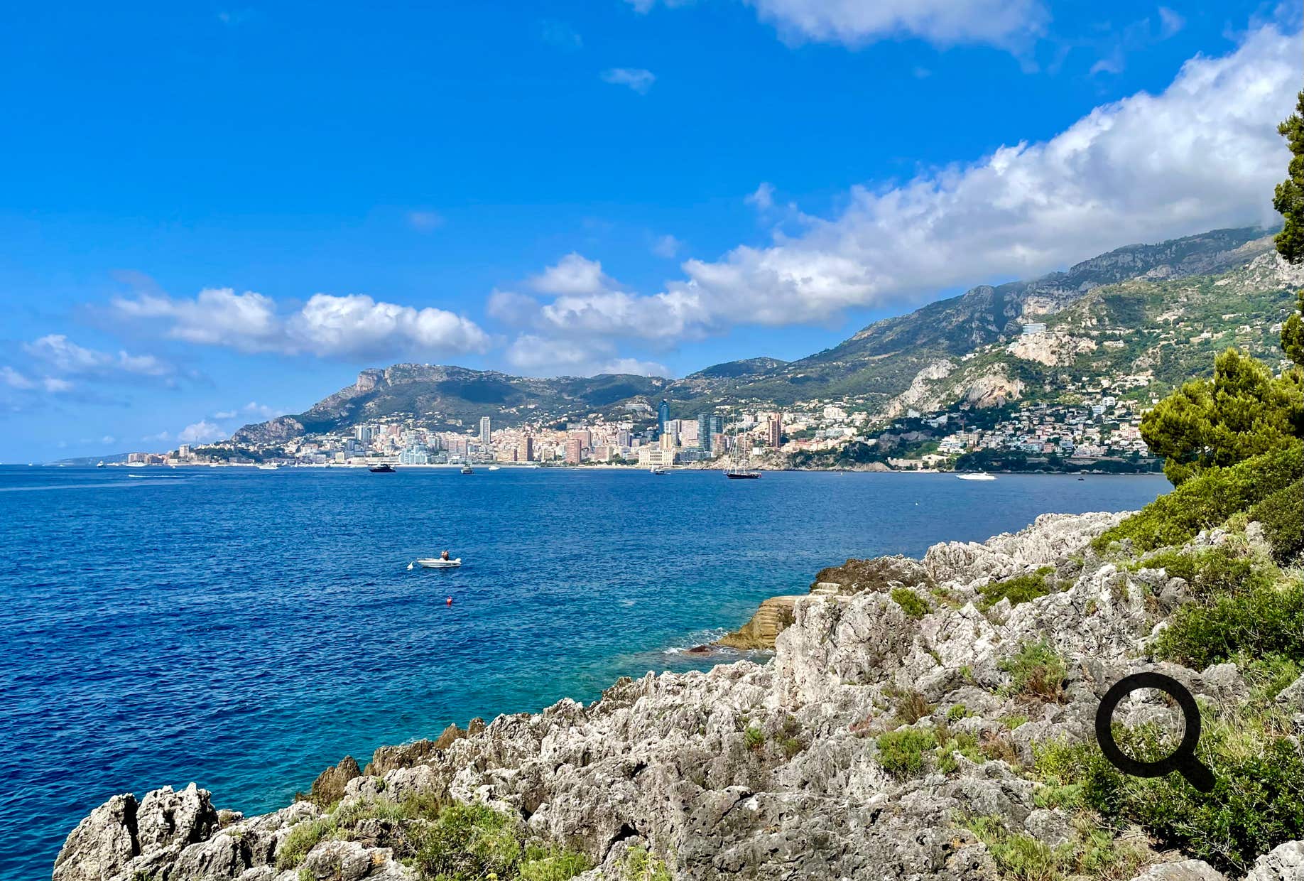 C’est un véritable paradis pour les amateurs de randonnée. Des sentiers balisés serpentent à travers les collines et mènent vers des points de vue à couper le souffle, dominant la Méditerranée et les reliefs environnants.