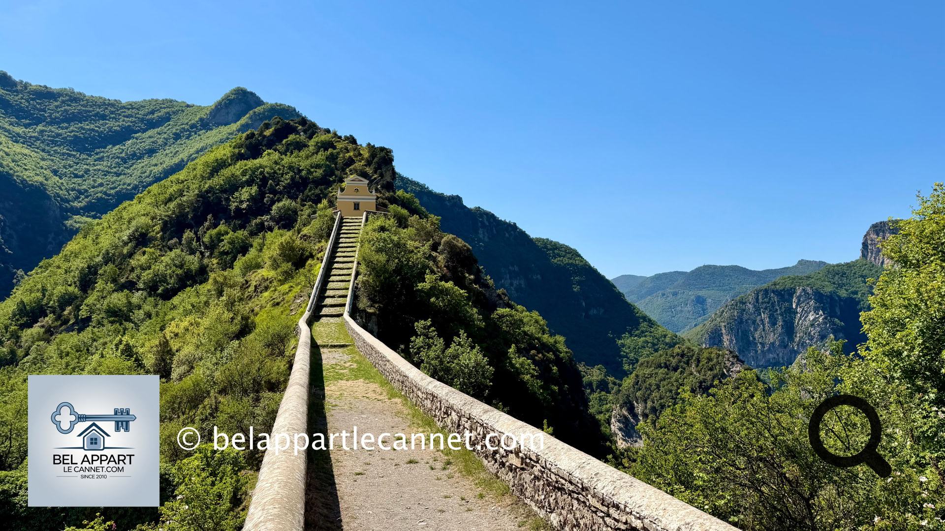 Située entre Sospel et Moulinet, sur la route qui mène au mythique Col de Turini, la Chapelle Notre-Dame de la Ménour est sans aucun doute l'un des monuments les plus surprenants et les plus méconnus de l’arrière-pays niçois.