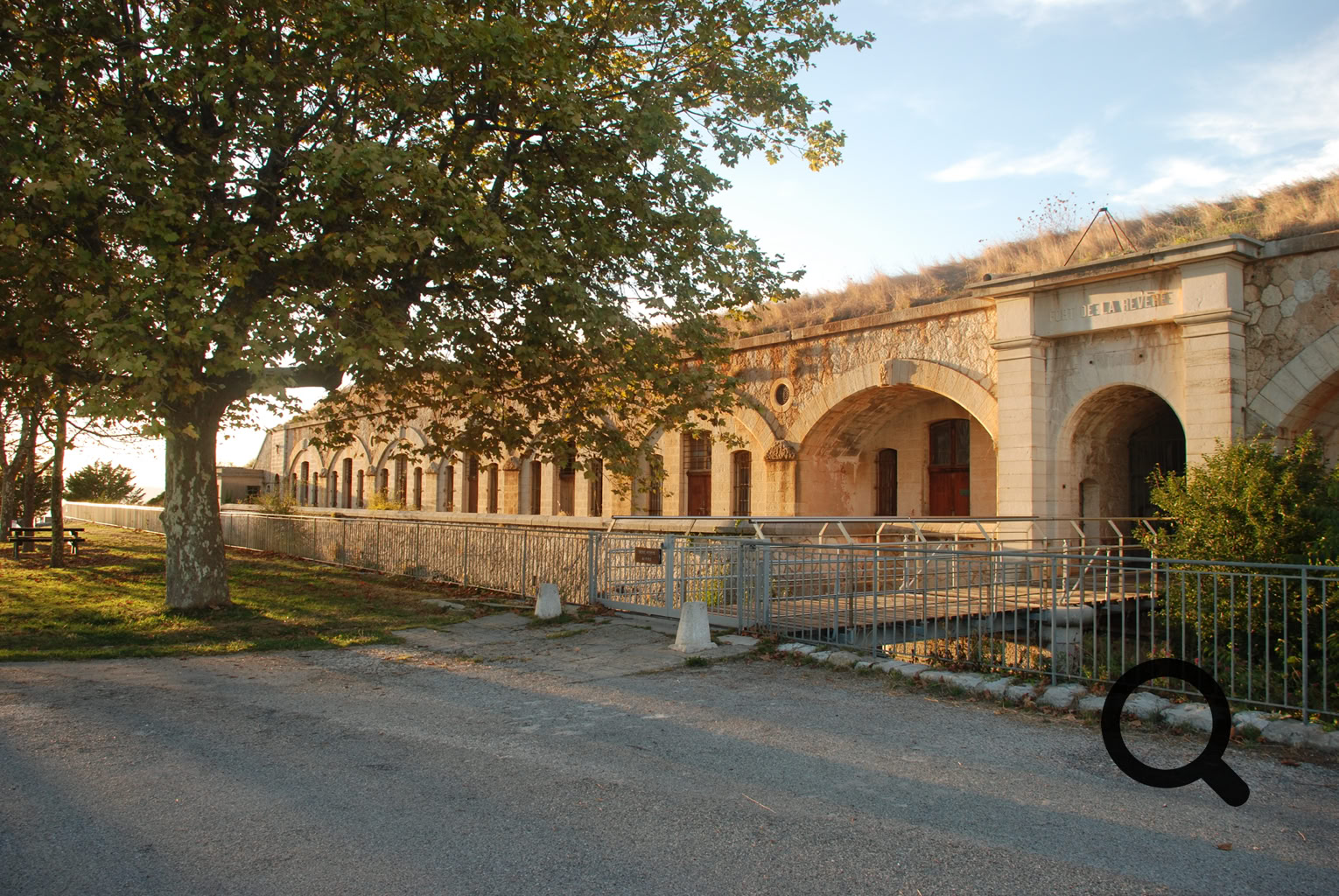 le Fort de la Revère est un ancien ouvrage militaire niché sur les hauteurs entre mer et montagne. Construit à la fin du XIXe siècle pour protéger Nice, ce fort domine aujourd'hui un vaste espace naturel.