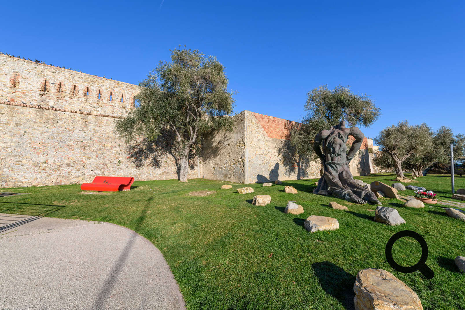 Autrefois bastion côtier, le Fort de Santa Tecla veille aujourd'hui sur Sanremo avec une toute nouvelle atmosphère. Construit par les Génois au XVIIIe siècle pour tenir à distance les pirates et les fauteurs de troubles, ce fort en forme d'étoile, situé près du vieux port, a troqué les boulets de canon contre la culture.