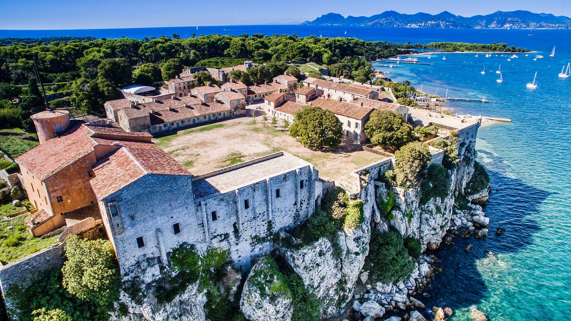 Le Fort Royal, célèbre pour avoir abrité le mystérieux "Masque de Fer", est un incontournable. Ce site, aujourd’hui musée, raconte l’histoire captivante de ce prisonnier légendaire et des nombreuses époques de l’île.