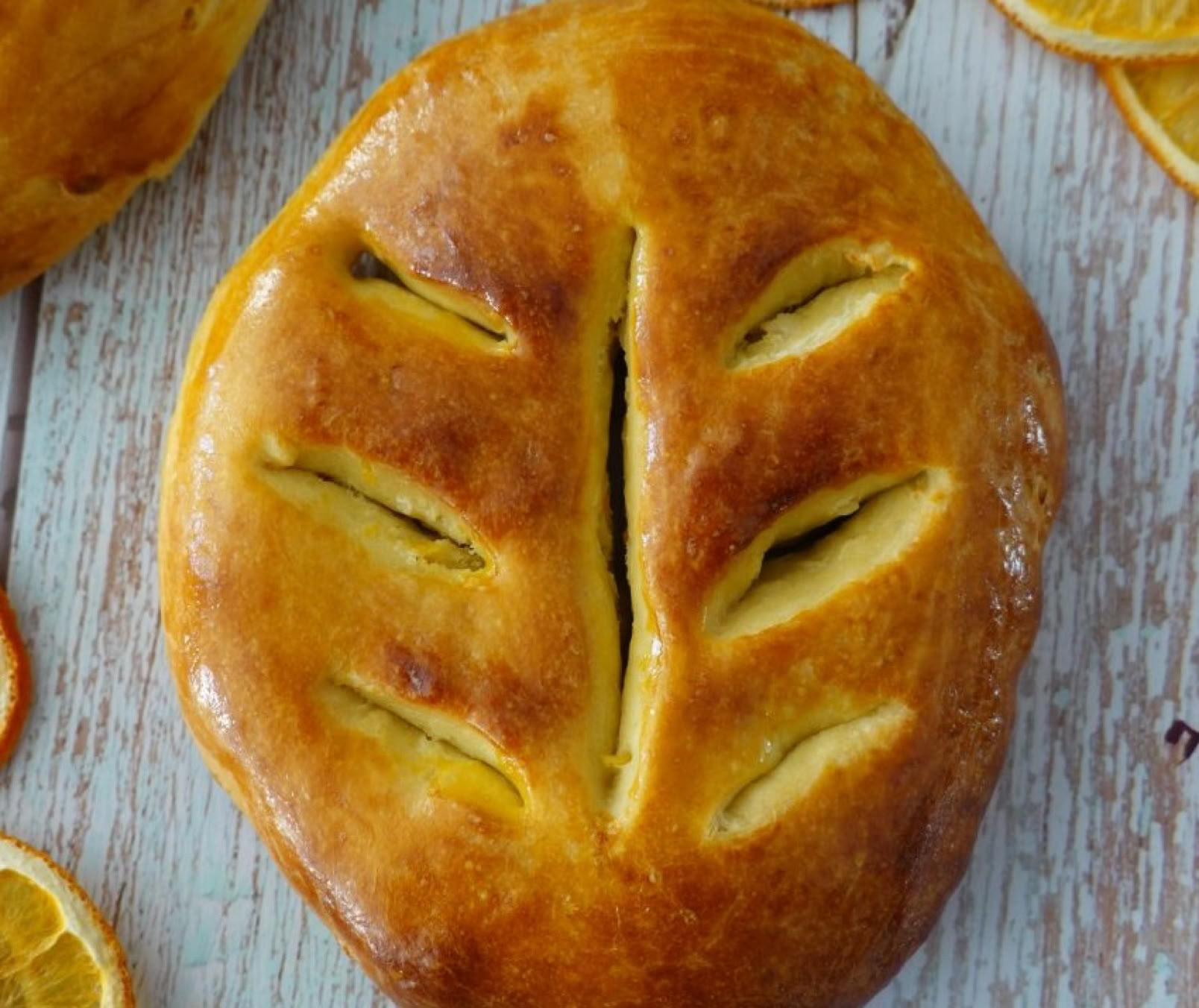 La pompe à l’huile est une spécialité sucrée emblématique de la Provence et de la Côte d’Azur, traditionnellement dégustée pendant les fêtes de Noël. Elle fait partie des célèbres treize desserts provençaux servis lors du repas de Noël.