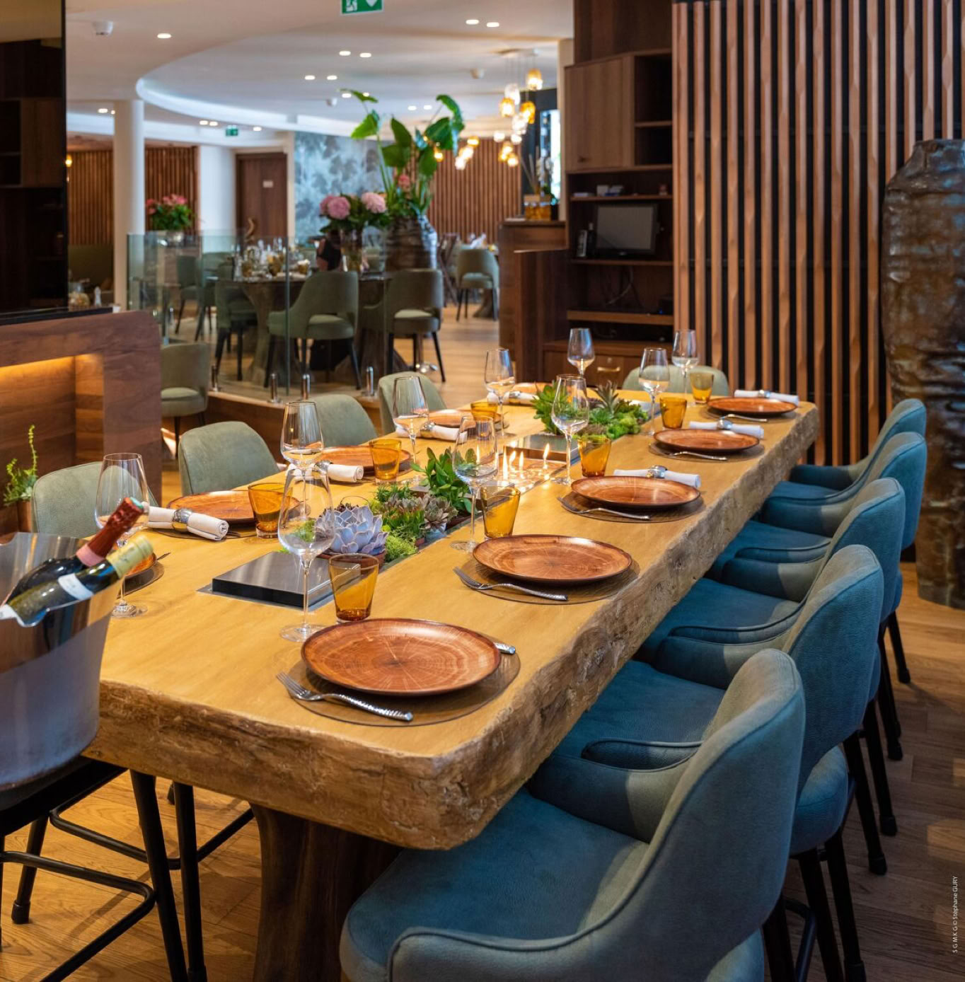 À deux pas du jardin japonais et du Grimaldi Forum, cette brasserie chic et tendance séduit par son cadre spacieux, sa touche pop et sa cuisine ouverte.  On y savoure une cuisine provençale généreuse et de saison, servie dans une ambiance conviviale. Le menu déjeuner vaut le détour.