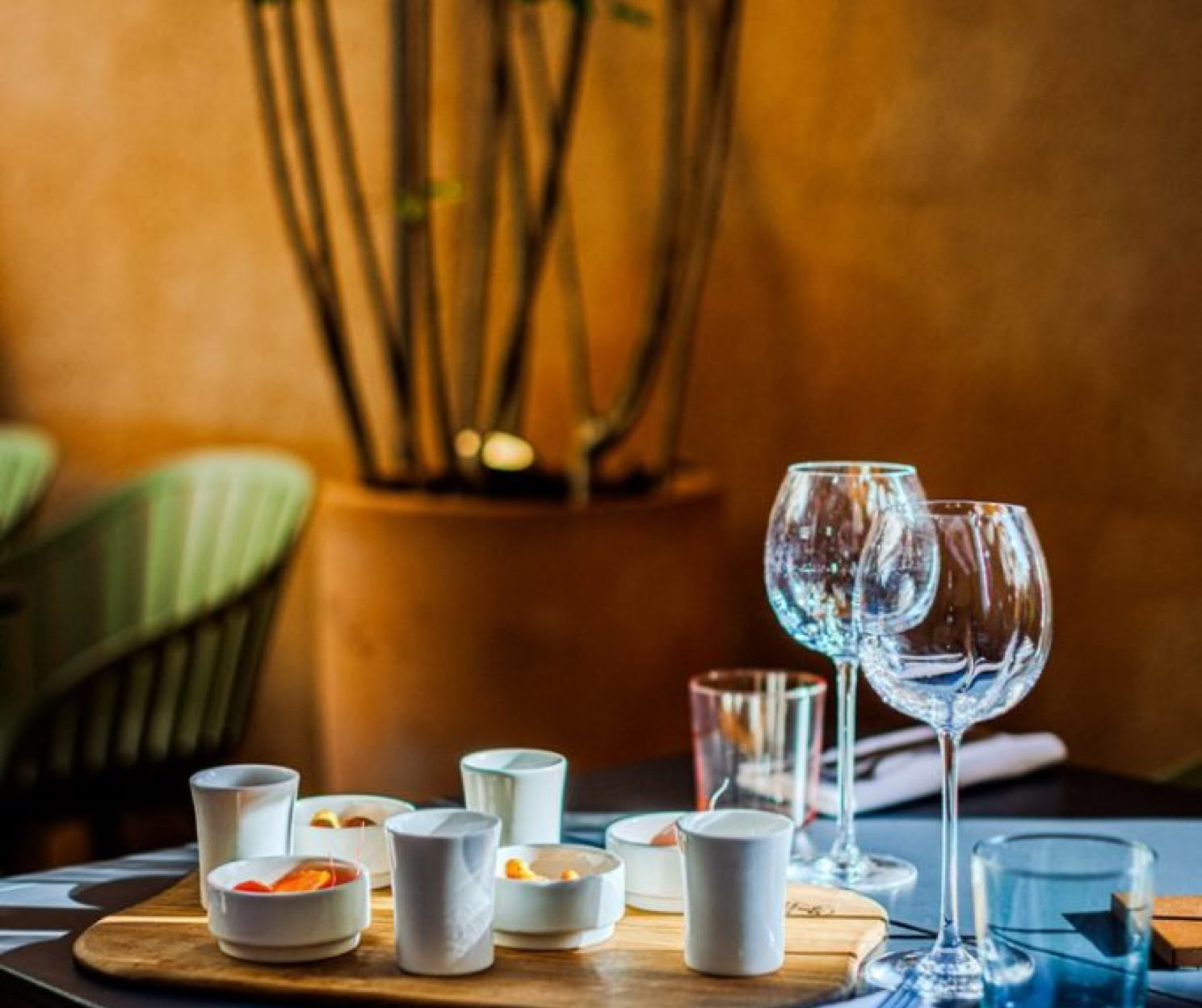 In this bistro located in the heart of the medieval village, Chef Julien Bousseau offers an original concept: several set menus (starter and main course) centered around a key ingredient, whether vegetable, meat, or fish. The chef presents market-driven cuisine, infused with childhood memories and local flavors. Le Clovis is a friendly, creative, and approachable bistro—perfect for a good meal without extravagance.