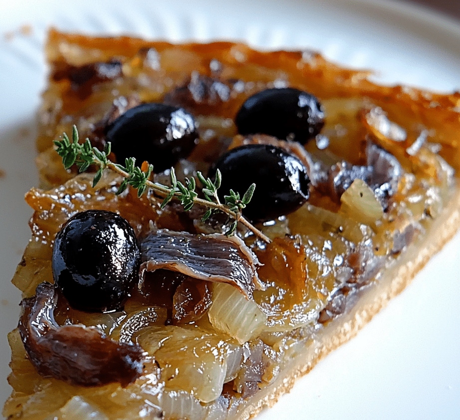 Une autre spécialité emblématique de la région niçoise, mais aussi de toute la Provence. C’est une sorte de tarte salée, qui ressemble un peu à une pizza, mais avec ses propres particularités. C’est une tarte à base de pâte à pain ou pâte à pizza, recouverte généreusement d’une compotée d’oignons doux, caramélisés lentement, avec des anchois (souvent en filets) et des olives noires. Parfois, on ajoute aussi des câpres.