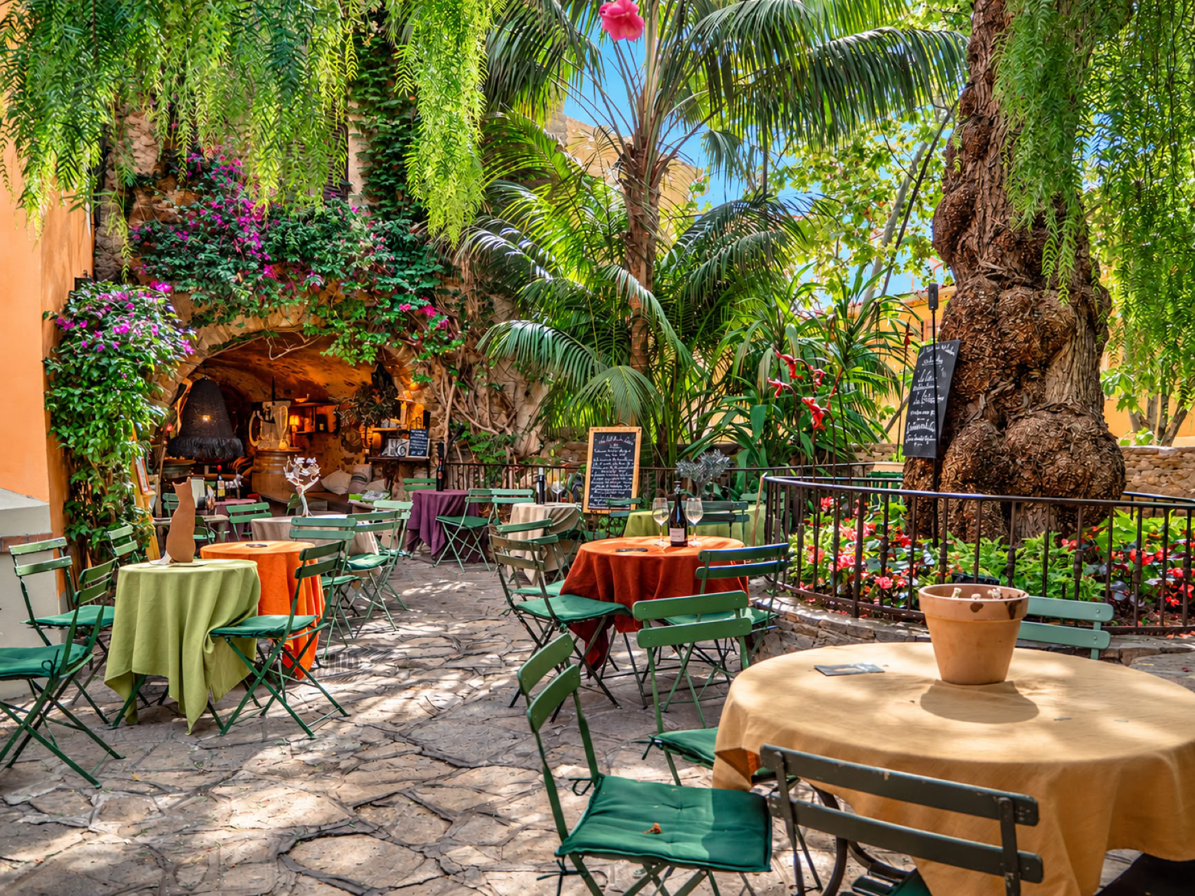 ts name charmingly means “the pretty corner”, and the square certainly lives up to its name. This small square is particularly pleasant, surrounded by lush vegetation including colourful bougainvillea and an impressive rubber tree.