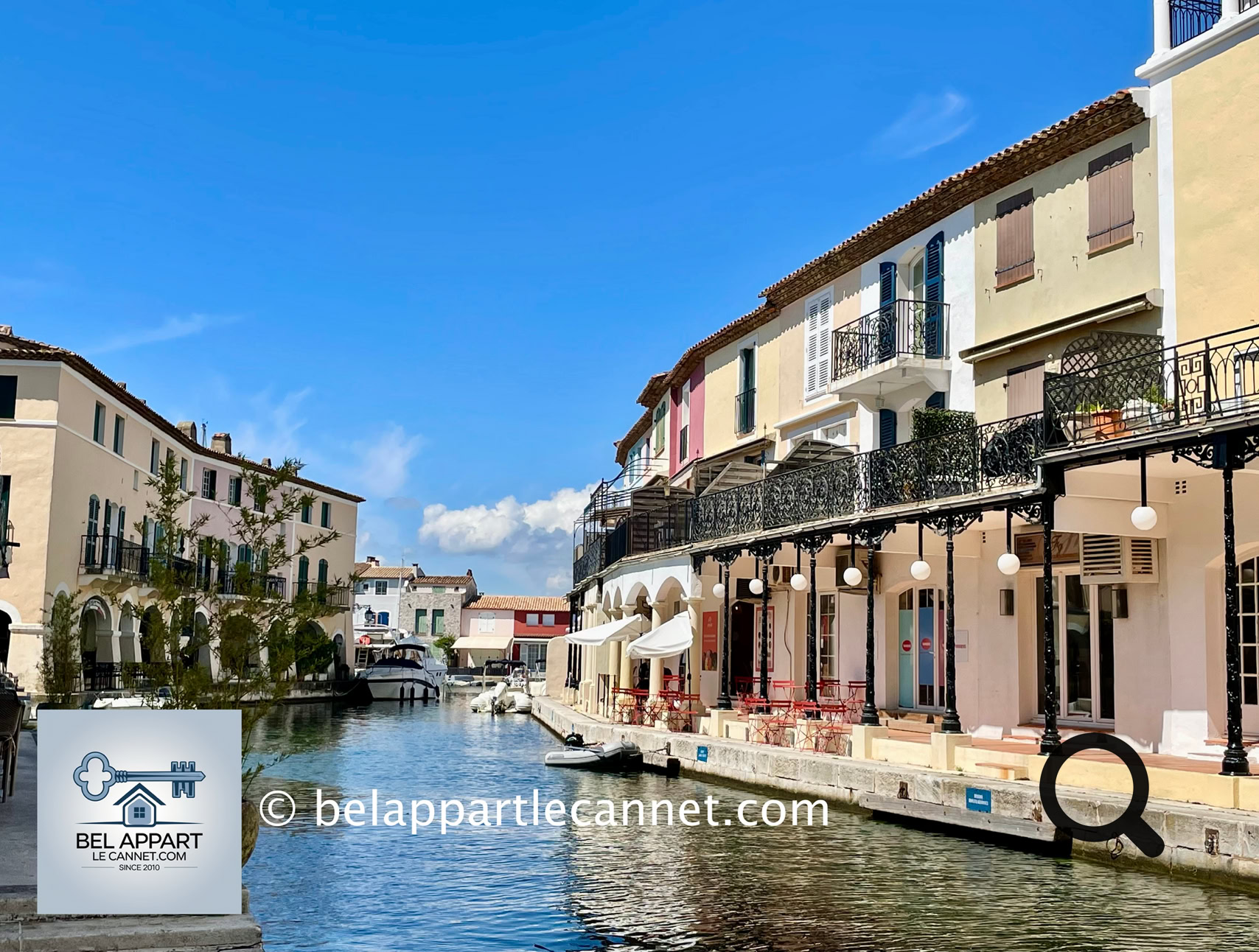 Port Grimaud, surnommée la Venise Provençale, est une destination unique située au cœur du golfe de Saint-Tropez. Ce village lacustre, conçu par l’architecte François Spoerry dans les années 1960, charme par son architecture typique et son réseau de canaux bordés de maisons colorées aux volets pastel.