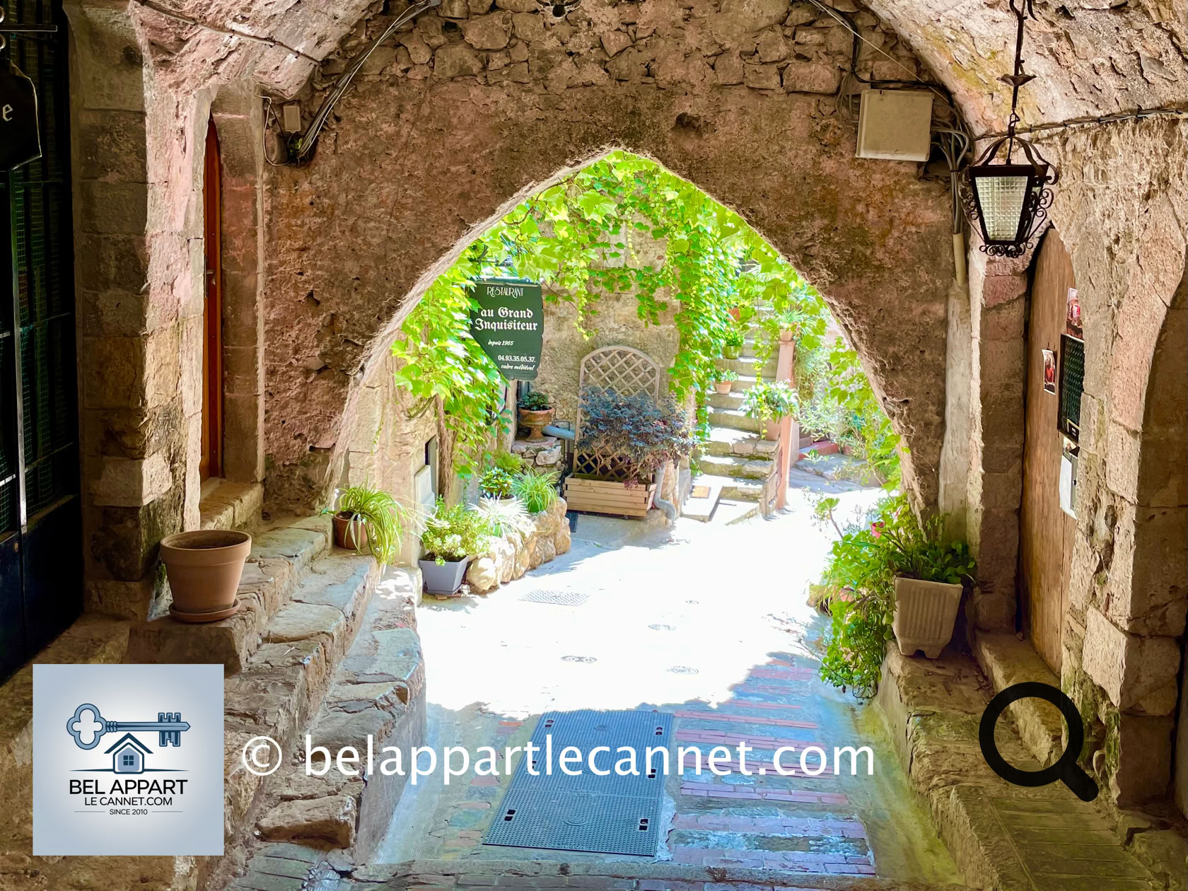 Son cœur médiéval, encore intact, est un dédale de ruelles pavées et d’arches de pierre.