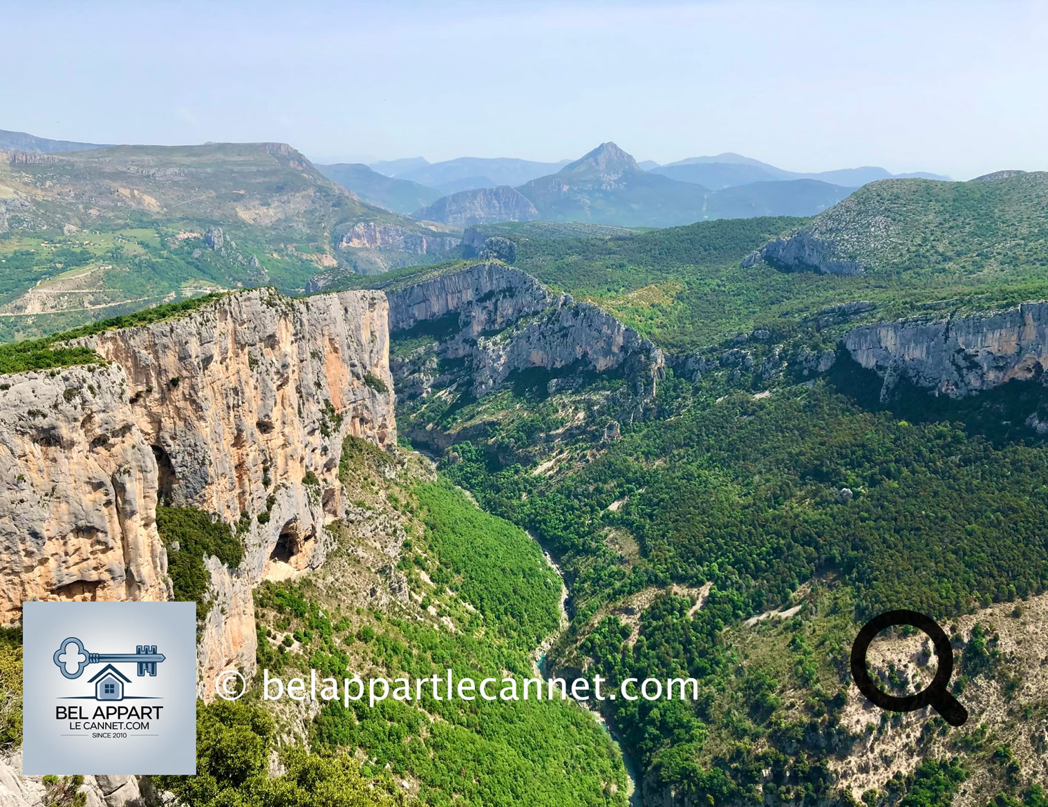 La Route des Crêtes est l’un des meilleurs moyens d’admirer les gorges depuis les hauteurs. Ce circuit panoramique de 23 kilomètres forme une boucle au départ de La Palud-sur-Verdon. Il serpente le long des crêtes, offrant des points de vue vertigineux sur les profondeurs du canyon. La route est ponctuée de 14 belvédères aménagés, comme celui de la Carelle, le Pas de la Baou, ou encore la Dent d’Aire. 