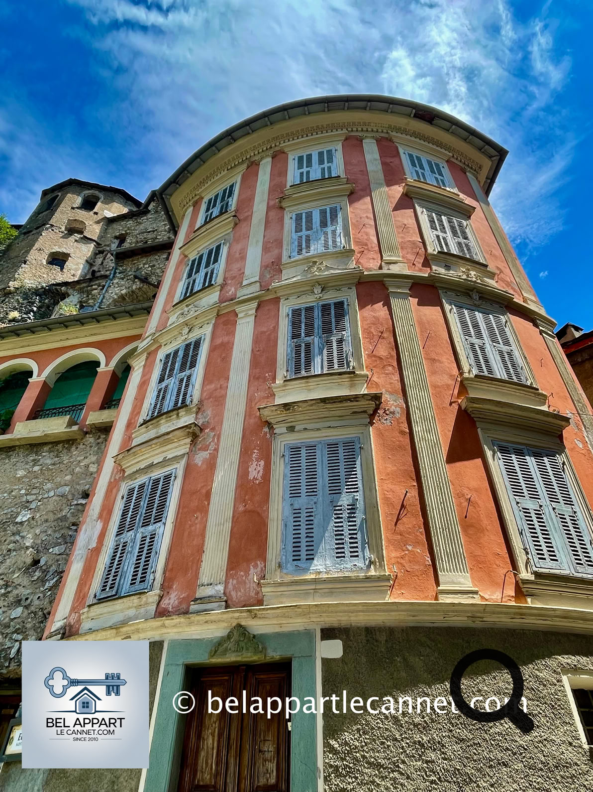 En vous promenant dans ses ruelles étroites, pavées et sinueuses, où les escaliers remplacent les rues, vous découvrirez une architecture médiévale parfaitement préservée. Ici, pas de voiture. Le calme règne, seulement troublé par le chant des oiseaux ou le murmure d’une fontaine. Chaque coin de ruelle vous invite à la contemplation et à la lenteur.