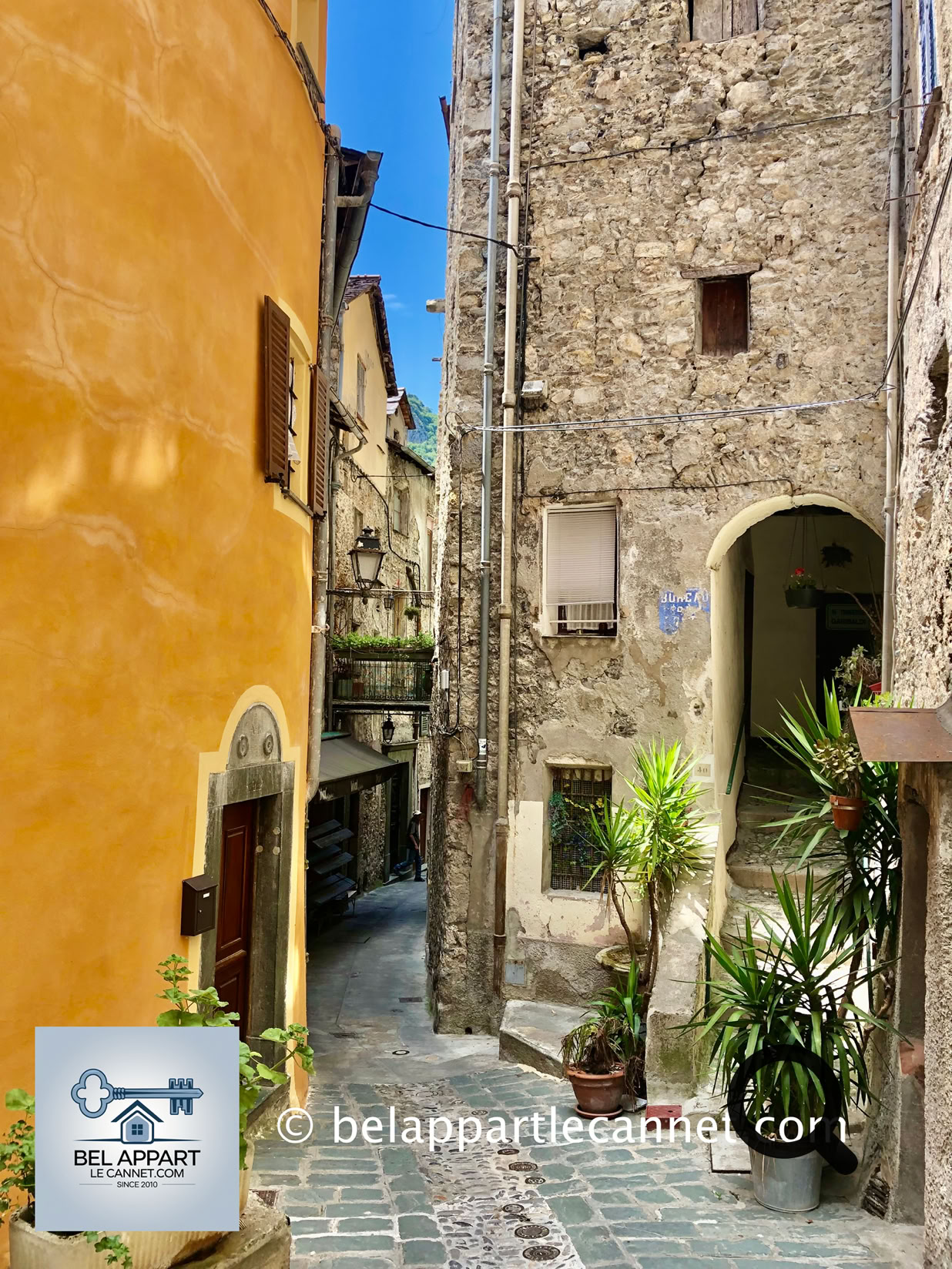 Perched on a mountainside in the Roya Valley, in the heart of the Alpes-Maritimes, this intimate village—somewhat isolated in the mountains near the Italian border—is one of those rare places that seem suspended in time. Listed among “The Most Beautiful Villages of France”, Saorge stretches its tall, colorful houses like a cascade down the steep slopes, resembling Tibetan villages in appearance.